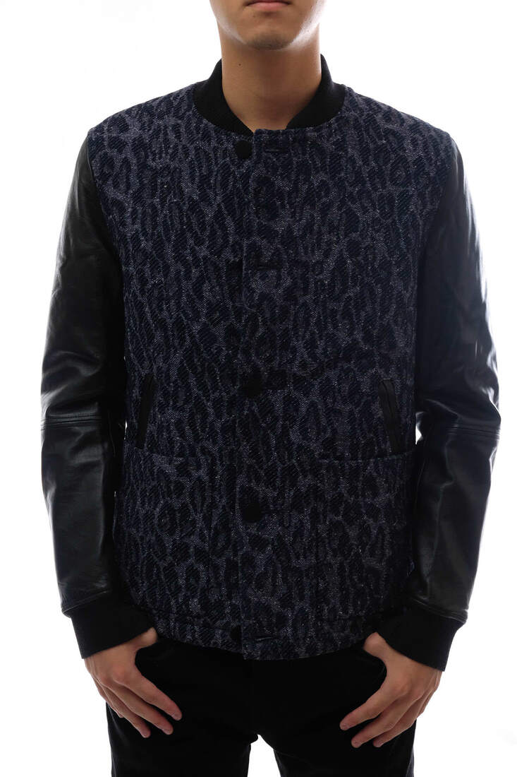 BRANDINGの全商品で利用可↓↓1%OFFクーポン↓↓Paul Smith / ポールスミスPaul Smith ポールスミス スタジャン PR-NY-31459 MK.242008 RED EAR PRIMALOFT ラムレザー 羊革商品説明「ひねりのあるクラシック」をスローガンとする彼の服飾は伝統的な技術、仕立てと遊び心が共存する個性的な もので、ブランドのシンボルともなっている色鮮やかなストライプ柄や花柄、写真などのプリント技術を応用して 取り入れるなど、ともすれば古色蒼然とした堅苦しい印象を与えがちであった英国の伝統的なメンズウェアに、モダンなファッションアイテムとしての新たな価値を見出し、伝統的なメンズウェアの良さを世界に再認識させた。ネイビーのレオパード柄のボディに、両袖には柔らかで滑らかな上質な羊革を使用。中綿がプリマロフトで軽くて暖かく、防寒性も抜群の一着です。商品詳細◆ブランド名　Paul Smith◆サイズ表記　M◆日本サイズ参考　約Mサイズ◆サイズ詳細　肩幅 約43cm 身幅 約52cm 着丈 約63.5cm 袖丈 約63cm◆仕様　PRIMALOFT◆特徴　袖レザー バイカラー リブ 中綿◆型番　PR-NY-31459 MK.242008◆素材　上質なコットン×革レザー◆素材詳細　表地：コットン61％ アクリル26％ ポリエステル13％ 袖部分：羊革 中綿：ポリエステル100% リブ部分：アクリル66％ 毛28％ ナイロン4％ ポリウレタン2％ 裏地：ポリエステル◆色　ネイビー 紺◆商品状態　中古品-良い◆備考　RED EAR ネイビー×ブラック