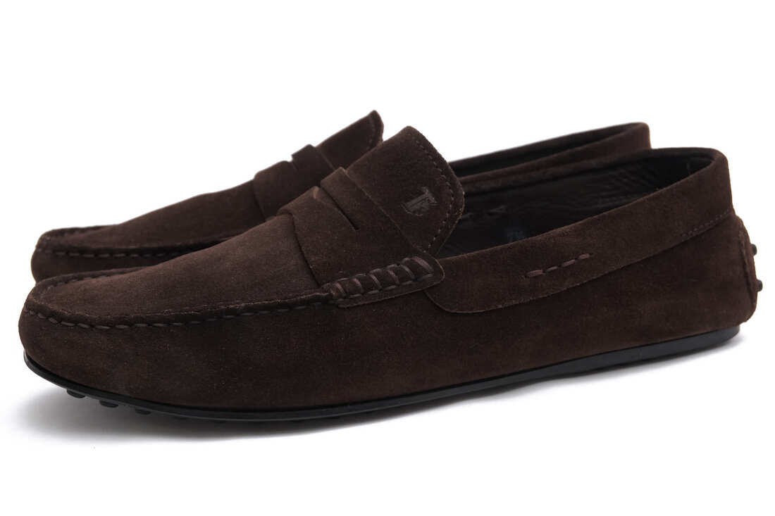 BRANDINGの全商品で利用可↓↓1%OFFクーポン↓↓TOD'S / トッズTOD'S トッズ ドライビングシューズ MOCASSINO GOMMINI ゴンミーニ 牛革商品説明上質な素材に定評がある、イタリア発のセレブ御用達ブランド、トッズ。1920代イタリア創業の老舗は、これまでにドライビングシューズ「ゴンミーノ・モカシン」をはじめとした数々の定番商品を生み出し、イタリアならではの伝統の製法や素材へのこだわりは現在でも受け継がれ、世界有数のレザーグッズブランドとして君臨しつづけています。厳選された最高のレザー、伝統の職人技、そして洗練されたモダンなデザインを極めてきました。トッズのアイコンであるドライビングシューズ、ゴンミーニ。なめらかなカーフ素材に軽い履き心地のゴムソールで、カジュアルながらも上品な定番モデルです。カジュアルからスラックスなど用途に使い分けでき、様々なスタイルに合わせやすくコーディネイトの幅も広がります。商品詳細◆ブランド名　TOD'S◆サイズ表記　UK7.5◆日本サイズ参考　約26.0-26.5cm◆サイズ詳細　アウトソール靴底全長 約28cm、アウトソール靴底幅 約9.3cm◆特徴　コインローファー型 スリッポン 定番◆型番　MOCASSINO GOMMINI ゴンミーニ◆生産国　イタリア◆素材　上質な革 スエードレザー◆素材詳細　牛革◆色　ダークブラウン 焦げ茶◆商品状態　中古品-良い