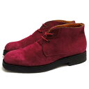 BRANDINGの全商品で利用可↓↓1%OFFクーポン↓↓MAXVERRE / マックスヴェッレMAXVERRE マックスヴェッレ チャッカブーツ 2EYE CHUKKA 牛革商品説明『トム・フォード』の立ち上げに際しデザインディレクターとして迎え入れられた氏は『セルジオ・ロッシ』など多くのブランドの靴を手掛け、満を持して自身の名を冠したブランドとして2001年にスタートした『MAX VERRE（マックス・ヴェッレ）』。イタリアの老舗シューメーカー、エンドレス社「PREMIATA」を設立。世界旅行へ旅立ち、帰国後はSilvano LattanziとSantoniのコレクション発表に携わります。「スタイル＝ATTITUDE OF LIFE（生活・人生の態度）」が信条のマックス・ヴェッレ氏が手掛ける靴は男性のための艶やかで美しいフォルムを持ち、独特の色気を放っており、無国籍な雰囲気が漂います。上質で滑らかなスエード素材を使用し、やさしく足を包み込むような抜群の履き心地。ソールには軽量でクッション性にも優れているクレープソールを採用。落ち着いた上品なデザインはカジュアルにもビジネスにも幅広く活躍してくれます。商品詳細◆ブランド名　MAXVERRE◆サイズ表記　EU39.5◆日本サイズ参考　約25.0-25.5cm◆サイズ詳細　アウトソール靴底全長 約30cm、アウトソール靴底幅 約10.5cm、ヒール高さ 約3cm、ブーツ高さ 約10cm◆特徴　クレープソール プレーントゥ◆型番　2EYE CHUKKA◆生産国　イタリア◆素材　上質な革 スエードレザー◆素材詳細　牛革◆色　レッド 赤◆商品状態　中古品-非常に良い◆備考　13313436922