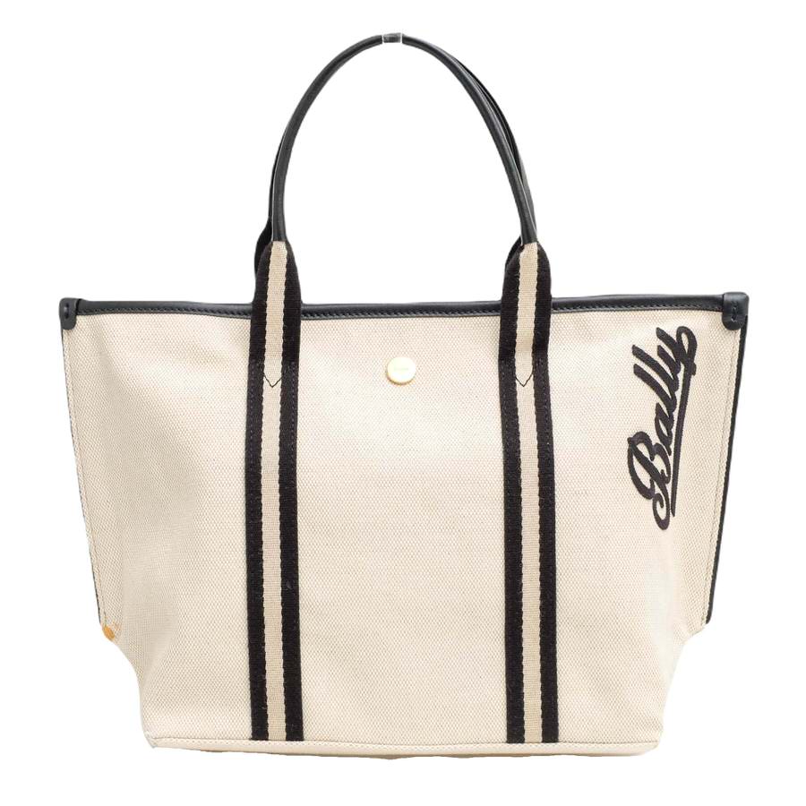 BRANDINGの全商品で利用可↓↓1%OFFクーポン↓↓BALLY / バリーBALLY バリー トートバッグ THE CANVAS TOTE SMALL 牛革 カーフ商品説明クオリティとエレガンスで有名なラグジュアリーブランド、バリーは、1851年にスイスで創業された老舗ブランド。シューズとアクセサリー、そしてレディ・トゥ・ウエアで知られるコレクションは、洗練されたスタイルともっとも優れた職人技、そして最高の素材を融合させ、リラックス感のあるエレガンスを作り出しています。今日でもバリーは世界でもっとも古くからあるラグジュアリー・ブランドとして台頭しており、そのビジネスは年々強くなっています。バリーストライプで仕上げたスモールサイズのトートバッグ。サイドにはBallyスクリプトロゴがアクセントを添えます。デイリーユースや旅先など、シーンを選ばず活躍してくれます。商品詳細◆ブランド名　BALLY◆サイズ詳細　横幅 約35cm、縦幅 約23cm、マチ 約12cm◆仕様　ポケット×3 ◆型番　THE CANVAS TOTE SMALL◆生産国　イタリア◆素材　上質なコットン×革レザー◆素材詳細　一部牛革（カーフレザー）◆色　ホワイト 白◆商品状態　中古品-良い◆状態詳細　全体的に状態良好ですが、底角部分にシミあり（画像参照）◆付属品　保存袋