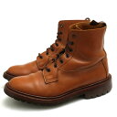 BRANDINGの全商品で利用可↓↓1%OFFクーポン↓↓Tricker's / トリッカーズTricker's トリッカーズ レースアップブーツ Wetherby 牛革 カーフ商品説明Tricker's（トリッカーズ）はジョセフ・トリッカーが1829年にイギリス・ノーサンプトンにて創業。チャールズ皇太子より英国御用達（ロイヤルワラント）の称号を授かる、老舗揃いの英国靴メーカーの中でもトップを守り続けるメーカーの一つである。特にカントリーブーツの人気が高く、チャールズ皇太子にも愛用されている。全て職人によるハンドメイドであり、1人の職人が最初から最後までの製造工程を受け持つベンチメイド手法が採られているのが特徴。グッドイヤー・ウェルト製法で作られるその靴は、耐久性、耐水性、歩行性能において「究極の実用靴」と名高い。また、様々なブランドの別注や、ダブルネームが多いのもトリッカーズの特徴の1つである。質実剛健な作りで、シンプルなプレーントゥに仕上げたモデル。コマンドソールなので、高い耐久性を誇ります。複雑な縫合により優れた耐久性を実現するグッドイヤーウェルト製法を採用。内蔵のコルクが足型に合わせて変形することで足に馴染んできます。またオールソール修理を行うことで靴自体の寿命を延ばすことも可能です。商品詳細◆ブランド名　Tricker's◆サイズ表記　UK6◆日本サイズ参考　約24.5-25.0cm◆サイズ詳細　アウトソール靴底全長 約30cm、アウトソール靴底幅 約11.5cm、ヒール高さ約3.5cm、ブーツたかさ 約18cm◆特徴　コマンドソール カントリーブーツ ウイングチップ グッドイヤーウェルト製法◆型番　Wetherby◆生産国　イギリス◆素材　上質な革 レザー◆素材詳細　カーフ（牛革）◆色　ブラウン 茶◆商品状態　中古品-良い