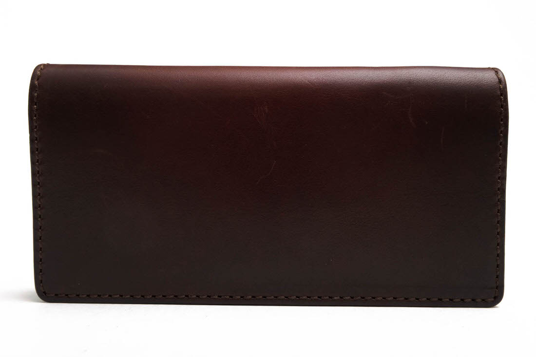 BRANDINGの全商品で利用可↓↓1%OFFクーポン↓↓FUNNY / ファニーFUNNY ファニー 長財布 WALLET jr.BRIDLE HAND DYE OSCURO ジュニア ブライドル ハンドダイ オスクーロ 米国タンナー ブライドルレザー 牛革商品説明1969年創業以来、アメリカの伝統技術をFUNNYの物作りの根底とし、その培われた技術と経験から、全く新しい発想によりオリジナル製品は開発されてきました。FUNNYが描くより良い製品は、決して機械的に完璧というものではなく、持つ者に愛着と喜びを与えられる製品である事が前提となっています。そのため全ての製品が長期間使用することを前提に素材作りから始まり、多くの手作業を経て厳選素材を最も生かせる形で製品化されています。使い込むほどに味が出るブライドルレザーは、FUNNYが米国タンナーに特別に製作依頼したフルベジタブルタンニンレザー使用、大人の品格を感じさせるWALLET jr.。手作業により蝋を浸み込ませ手染めによるグラデーション、縫製など日本の熟練職人の技術を感じられます。使い込む程に飴色に変化し、経年変化をお楽しみいただけます。商品詳細◆ブランド名　FUNNY◆サイズ詳細　横幅 約18.3cm、縦幅 約9.5cm、マチ 約2cm◆仕様　小銭入れ×1 カードポケット×7 ポケット×2 お札入れ×1 フリーポケット×3◆特徴　ぼかし染め 小銭入れあり◆型番　WALLET jr.BRIDLE HAND DYE OSCURO ジュニア ブライドル ハンドダイ オスクーロ◆素材　上質な革 レザー◆素材詳細　外装：ブライドルレザー（牛皮革）オスクーロ 内装：牛皮革◆色　ダークブラウン 焦げ茶◆商品状態　中古品-非常に良い◆備考　50周年アニバーサリー刻印