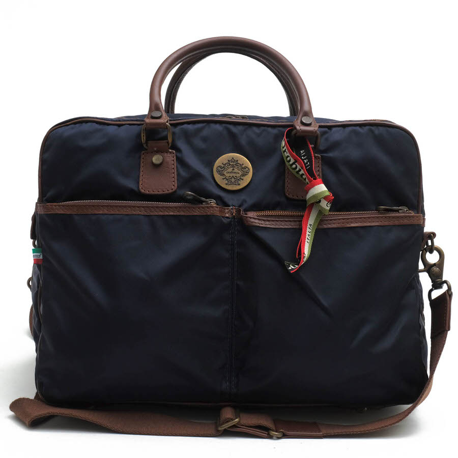 BRANDINGの全商品で利用可↓↓1%OFFクーポン↓↓orobianco / オロビアンコorobianco オロビアンコ ビジネスバッグ DUPLIKA-C 伊リモンタ社ナイロン 牛革商品説明「Orobianco」はイタリア、ガラレーテを拠点とする1996年ジャコモ・バレンティーニによって創立され、世界各国のバイヤーより支持されている、BAGを中心とするブランド。各アイテムのアイデアは、旅や日々の生活経験から生まれており構造的、機能的にも優れています。またオロビアンコはファッション業界の中にあって、イタリア熟練工やその職人技を前面に打ち出し「made inItaly」の強みを生かした物作りを継続するブランドです。イタリアンテイストにあふれたデザインとクオリティーの高いモノづくりで、老若男女問わず愛されています。美しい艶とキメの細かさが特徴の『LIMONTA』社製ナイロンを使用。内側はA4サイズの書類やファイルの収納に対応し、ブリーフケースが2つ重なったような作りでビジネスシーンにもご活用いただけます。商品詳細◆ブランド名　orobianco◆サイズ詳細　横幅 約41cm、縦幅 約30cm、マチ 約12cm、ショルダー長さ最大 約116cm◆仕様　ポケット×1 ファスナーポケット×3◆特徴　2WAY ショルダーバッグ◆型番　DUPLIKA-C◆生産国　イタリア◆素材　上質なナイロン×革レザー◆素材詳細　伊リモンタ社ナイロン × 牛革◆色　ネイビー 紺◆商品状態　中古品-良い◆付属品　ショルダーストラップ