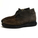 BRANDINGの全商品で利用可↓↓1%OFFクーポン↓↓VISVIM / ビズビムVISVIM ビズビム チャッカブーツ ISDT BOOTS-FOLK 泥加工 9AW F.I.L. EXCLUSIVE 牛革商品説明ディレクター中村ヒロキ氏が手がける「visvim」は、「作り込んでいるけど、ベーシッ ク、すべての人にとって幸せを感じる事ができるモノ作り」をコンセプトに、デザイン・素材・パターン・生産工程まで全ての要素を深く掘り下げ、ファッション アイテムのグッドプロダクト作りを目指しているブランド。メンズ カジュアルクロージングのワードローブを再構築し、着心地や履き心地のパフォー マンスを重視。タイムレスなモノ作りで、国内外に多くのファンを持つ。上質なカーフスエードに、独特な風合いを出すために特殊加工を施したシンプルかつ存在感のある一足。そのため一点一点違った表情や質感を楽しめます。クッション性が高く足馴染みもよく抜群の履き心地なので、スニーカー感覚で履けるのも人気の一つ。商品詳細◆ブランド名　VISVIM◆サイズ表記　US10◆日本サイズ参考　約28.0cm◆サイズ詳細　アウトソール靴底全長 約32cm、アウトソール靴底幅 約11cm、ヒール高さ約3cm◆仕様　泥加工◆特徴　デザートブーツ クレープソール◆型番　ISDT BOOTS-FOLK◆素材　上質な革 スエードレザー◆素材詳細　牛革◆色　グレー 灰色◆商品状態　中古品-良い◆状態詳細　シューレース交換済み。アウトソール修理済。◆備考　119202002008 19AW F.I.L. EXCLUSIVE