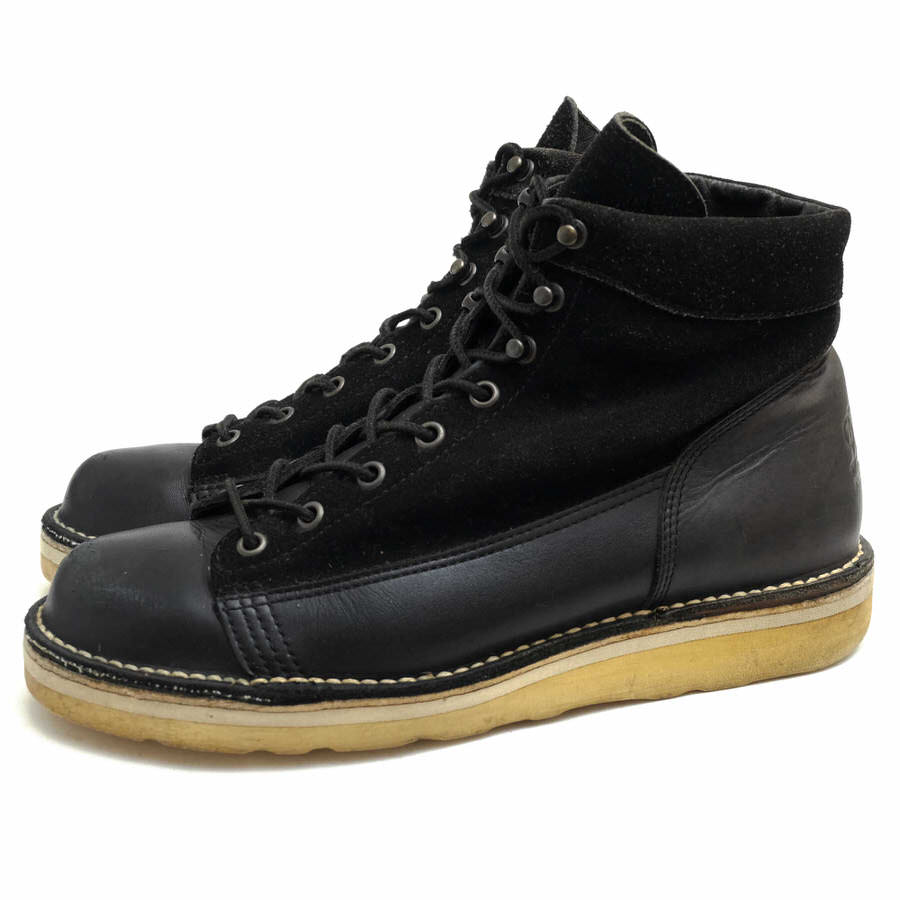 BRANDINGの全商品で利用可↓↓1%OFFクーポン↓↓Danner / ダナーDanner ダナー ワークブーツ DS-4116Z FOREST OFFICER フォレスト オフィサー 牛革 スエード商品説明1932年チペワフォールズでチャールズダナーが頑丈な仕事用ブーツを5人の労働者と一緒に作り始め、一足4ドルで売ることから始まる。チャールズダナーがオレゴン州ポートランドでビジネスを展開。当時、質の高いチョークロガーを作り始めて一足20ドルで売り始める。1959年、アメリカで初めてビブラムソールを用いたクライミングブーツを開発し、ダナーのマウンテントレールが一番登りやすいブーツとバックパッカー雑誌に取り上げられ、ダナーは ハイキング業界でプレミアなブランドとなりました。1979年には、ブーツゴアテックス社との共同開発により、靴に採用する事が難しいと言われていた防水透湿素材のゴアテックスを世界で初めて採用する事に成功した。その靴はダナーライトと名付けられ、現在では完全防水ブーツの代名詞となっている。創業以来、「実際にダナーの靴を履く人が、不便を感じずに、使いやすく耐久性に富んだ靴を作る」がコンセプトである。アッパーがレザーとスエードの切り替えの豪華な仕様。ソールはクリスティソール、ダナー式ステッチダウン製法で堅牢な作りです。様々なスタイルに合わせやすくコーディネイトの幅も広がります。商品詳細◆ブランド名　Danner◆サイズ表記　US7.5◆日本サイズ参考　約25.5cm◆サイズ詳細　アウトソール靴底全長 約29.5cm、アウトソール靴底幅 約10.7cm、ヒール高さ約3cm、ブーツ高さ 約15cm◆仕様　ワイズEE◆特徴　ラインマン Vibramソール ステッチダウン製法◆型番　DS-4116Z FOREST OFFICER フォレスト オフィサー◆素材　上質な革 レザー◆素材詳細　牛革 一部スエード◆色　ブラック 黒◆商品状態　中古品-良い◆付属品　保存箱