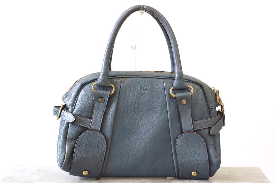BRANDINGの全商品で利用可↓↓1%OFFクーポン↓↓TOFF＆LOADSTONE / トフアンドロードストーン トフ＆ロードストーンTOFF＆LOADSTONE トフアンドロードストーン トフ＆ロードストーン ハンドバッグ 商品説明トフアンドロードストーンは、アンティークを見た時に感じる、時代が100年経ても教わる事なくとも、何となく感じる物に対するシンパシーを、部分的にでも忠実に再現させていく事により、発想のブレない物作りをする。それはオリジナル金具であったり、革に対する加工であったりどこかに必ず、先人達へのオマージュを入れる事が命題。その上等でクラシックなデザインソースをもとに、対極の現在の文明とのバランスを考えながら、すごく新しいのに、どこかすごく懐かしいものを作っていく。深みのある色合いと、ディティールにこだわったデザインが魅力的な、トフ＆ロードストーンのミニボストンバッグ。サドルゴートに近いシルエットの鞄は、流行のフリンジが存在感抜群です。シボ感のある上質なレザーを使用しており、大人っぽい高級感のあるアイテムです。商品詳細◆ブランド名　TOFF＆LOADSTONE◆サイズ詳細　横幅 約37cm、縦幅 約20cm、マチ 約11cm◆仕様　ファスナーポケット×1　ポケット×2◆素材　上質な革 レザー◆色　ブルー 青◆商品状態　中古品-可◆状態詳細　中古特有の使用感はありますが、大きなダメージはなく、まだまだ長くご愛用いただけます。