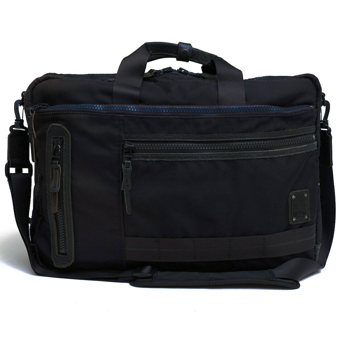 BRANDINGの全商品で利用可↓↓1%OFFクーポン↓↓master-piece / マスターピースmaster-piece マスターピース ビジネスバッグ 02604 RAD 高強度ナイロン ステアレザー 牛革商品説明メイドインジャパンバッグブランドのmaster- piece（マスターピース）は、メンズのバックがまだファッションとして確立されていなかった1994 年にスタートしました。以後メンズカジュアルバッグをファッションのジャンルのひとつとして考え、時代のニーズと自分たちのアイデンティティを持って数々のシリーズをリリースしてきました。ブランド創立14 年目の2008 年、現在の深刻な日本の工場事情に一石を投じるべく自社工場 BASE OSAKA（ベース オオサカ）を設立。背景までみえるものづくりとファッションとのリンク、そしてメイドインジャパンをブランドの誇りとして掲げているのには、長年日本の工場、職人の問題に向き合ってきたmaster-piece ならではの理由があります。東レの縦糸1680d、横糸に2520dの高強力ナイロンを高密度で織った厚手の生地を使用し、生地の表面には撥水、撥油、防汚のコーティング加工を施しています。付属の防水レザーは3M社「SCOTCHGARD」のモニタリン試験に合格した革を使用。ディティールにはリクレクターテープがアクセントを添え、ミリタリーな雰囲気でシーンを選ばず活躍してくれます。商品詳細◆ブランド名　master-piece◆サイズ詳細　横幅 約44cm、縦幅 約30cm、マチ 約15cm、ショルダー長さ最大 約120cm◆仕様　ポケット×3 ファスナーポケット×8 ペンホルダー×3 PC収納×1◆特徴　3WAY リュック ショルダーバッグ ノートPC収納可◆型番　02604 RAD◆生産国　日本◆素材　上質なナイロン×革レザー◆素材詳細　1680d×2520d 高強度ナイロン100%ステアレザー（3M SCOTCHGARD）◆色　ネイビー 紺◆商品状態　中古品-可◆状態詳細　ナイロンの一部に色焼けがあります（画像3参照）使用には支障はありません。◆付属品　ショルダーストラップ