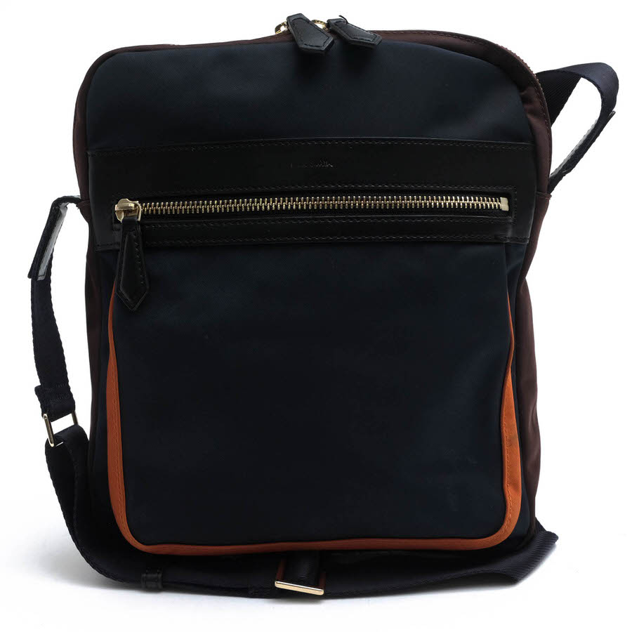 BRANDINGの全商品で利用可↓↓1%OFFクーポン↓↓Paul Smith / ポールスミスPaul Smith ポールスミス ショルダーバッグ 873097 N311 PSN311 カラーフラッシュ COLOR FLASH 商品説明「ひねりのあるクラシック」をスローガンとする彼の服飾は伝統的な技術、仕立てと遊び心が共存する個性的な もので、ブランドのシンボルともなっている色鮮やかなストライプ柄や花柄、写真などのプリント技術を応用して 取り入れるなど、ともすれば古色蒼然とした堅苦しい印象を与えがちであった英国の伝統的なメンズウェアに、モダンなファッションアイテムとしての新たな価値を見出し、伝統的なメンズウェアの良さを世界に再認識させた。サイドマチや内側に明るい色ををあしらった「カラーフラッシュ」シリーズ。センスあるカラーリングがポールスミスらしい人気シリーズです。開口部はジッパー付きですので中身の荷物なども安心です。デザイン性と機能性を兼ね備えた実用的なデザインで、高級感のある仕上がりです。ビジネスやカジュアルともご利用いただけます。商品詳細◆ブランド名　Paul Smith◆サイズ詳細　横幅 約23cm 縦幅 約28cm マチ 約3cm ショルダー長さ 約120cm◆仕様　ポケット×2 ファスナーポケット×2◆型番　873097 N311 PSN311 カラーフラッシュ COLOR FLASH◆素材　上質なナイロン×革レザー◆素材詳細　一部床革◆色　ネイビー 紺◆商品状態　中古品-良い◆状態詳細　ブランドロゴ刻印が薄くなっています（画像1参照）◆備考　ネイビー×ブラウン×オレンジ