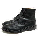 BRANDINGの全商品で利用可↓↓1%OFFクーポン↓↓Tricker's / トリッカーズTricker's トリッカーズ レースアップブーツ M2508 MALTON モールトン Brogue Boots 商品説明Tricker's（トリッカーズ）はジョセフ・トリッカーが1829年にイギリス・ノーサンプトンにて創業。チャールズ皇太子より英国御用達（ロイヤルワラント）の称号を授かる、老舗揃いの英国靴メーカーの中でもトップを守り続けるメーカーの一つである。特にカントリーブーツの人気が高く、チャールズ皇太子にも愛用されている。全て職人によるハンドメイドであり、1人の職人が最初から最後までの製造工程を受け持つベンチメイド手法が採られているのが特徴。グッドイヤー・ウェルト製法で作られるその靴は、耐久性、耐水性、歩行性能において「究極の実用靴」と名高い。また、様々なブランドの別注や、ダブルネームが多いのもトリッカーズの特徴の1つである。トリッカーズを代表するプロダクトであるカントリーブーツ。その代名詞となった「M2508 Malton モルトン」。ベンチメイドと呼ばれる一人の靴職人が一足を最初から最後まで担当する方法で作り上げられたこだわりの詰まった一足。ウィングチップの7アイレットブーツで、トゥ・キャップのメダリオンや、パーツごとに施されたブローギングがトラッドな印象。グッドイヤー・ウェルト製法で仕上られるダブル・ソールは、耐久性に富み、カントリー・ブーツだけに田舎道もガンガン歩けるぐらい頑丈。商品詳細◆ブランド名　Tricker's◆サイズ表記　UK8.5◆日本サイズ参考　約27.0-27.5cm◆サイズ詳細　アウトソール靴底全長 約31.5cm、アウトソール靴底幅 約12.5cm、ヒール高さ約3cm、ブーツ高さ 約17cm◆特徴　ダブルソール カントリーブーツ ウイングチップ 定番 グッドイヤーウェルト製法◆型番　M2508 MALTON モールトン Brogue Boots◆生産国　イギリス◆素材　上質な革 レザー◆色　ブラック 黒◆商品状態　中古品-良い◆状態詳細　シューレース交換済。ヒール修理済み◆付属品　保存袋、保存箱◆備考　カーフ 牛革