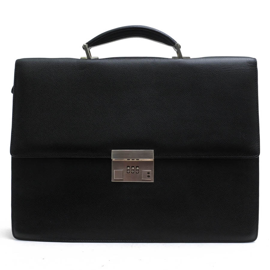 BRANDINGの全商品で利用可↓↓1%OFFクーポン↓↓BALLY / バリーBALLY バリー ビジネスバッグ 牛革 カーフ商品説明クオリティとエレガンスで有名なラグジュアリーブランド、バリーは、1851年にスイスで創業された老舗ブランド。シューズとアクセサリー、そしてレディ・トゥ・ウエアで知られるコレクションは、洗練されたスタイルともっとも優れた職人技、そして最高の素材を融合させ、リラックス感のあるエレガンスを作り出しています。今日でもバリーは世界でもっとも古くからあるラグジュアリー・ブランドとして台頭しており、そのビジネスは年々強くなっています。カッチリとした佇まいがスマート、無駄のないシンプルなデザインで、モノにこだわる大人のビジネスマンにおすすめしたいアイテムです。ダイヤル錠がついているので、大切な書類や荷物の持ち運びも安心です。商品詳細◆ブランド名　BALLY◆サイズ詳細　横幅 約38cm、縦幅 約29cm、マチ 約6cm◆仕様　ポケット×1 ファスナーポケット×1 ペンホルダー×2 カード収納×8携帯ホルダー×1◆特徴　グレイン型押し◆生産国　スペイン◆素材　上質な革 レザー◆素材詳細　牛革◆色　ブラック 黒◆商品状態　中古品-良い