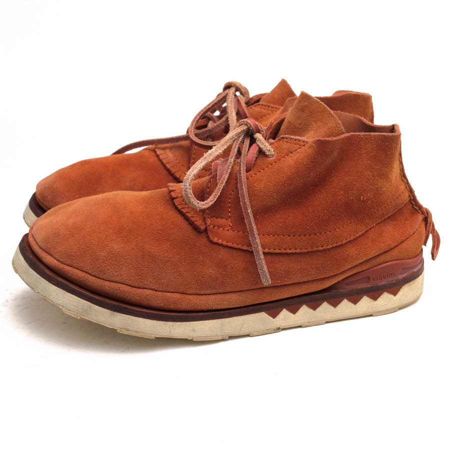 BRANDINGの全商品で利用可↓↓1%OFFクーポン↓↓VISVIM / ビズビムVISVIM ビズビム チャッカブーツ GRIS MOC MID-FOLK カウスエード 牛革商品説明ディレクター中村ヒロキ氏が手がける「visvim」は、「作り込んでいるけど、ベーシッ ク、すべての人にとって幸せを感じる事ができるモノ作り」をコンセプトに、デザイン・素材・パターン・生産工程まで全ての要素を深く掘り下げ、ファッション アイテムのグッドプロダクト作りを目指しているブランド。メンズ カジュアルクロージングのワードローブを再構築し、着心地や履き心地のパフォー マンスを重視。タイムレスなモノ作りで、国内外に多くのファンを持つ。アッパーに柔らかく上質なスウェード素材を使用した民族調の「GRIS MOC MID-FOLK」。ナバホ族が得意とするフリンジブーツを再構築。デザイン性あるソール、踵のフリンジ、ボリュームのあるフォルムもポイント。商品詳細◆ブランド名　VISVIM◆サイズ表記　US9.5◆日本サイズ参考　約27.5cm◆サイズ詳細　アウトソール靴底全長 約29cm、アウトソール靴底幅 約10cm、ヒール高さ 約2cm、ブーツ高さ 約11cm◆特徴　プレーントゥ Vibramソール◆型番　GRIS MOC MID-FOLK◆素材　上質な革 スエードレザー◆素材詳細　カウスエード（牛革）◆色　ブラウン 茶◆商品状態　中古品-良い