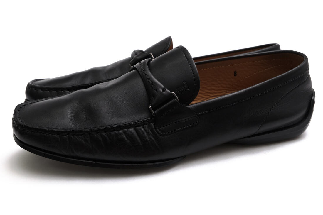 BRANDINGの全商品で利用可↓↓1%OFFクーポン↓↓TOD'S / トッズTOD'S トッズ ドライビングシューズ 牛革 カーフ商品説明上質な素材に定評がある、イタリア発のセレブ御用達ブランド、トッズ。1920代イタリア創業の老舗は、これまでにドライビングシューズ「ゴンミーノ・モカシン」をはじめとした数々の定番商品を生み出し、イタリアならではの伝統の製法や素材へのこだわりは現在でも受け継がれ、世界有数のレザーグッズブランドとして君臨しつづけています。厳選された最高のレザー、伝統の職人技、そして洗練されたモダンなデザインを極めてきました。ゴンミーニをベースに、ローファー型に仕上げた定番モデル。軽い履き心地のゴムソールで、カジュアルながらも上品な定番モデルです。カジュアルからスラックスなど用途に使い分けでき、様々なスタイルに合わせやすくコーディネイトの幅も広がります。商品詳細◆ブランド名　TOD'S◆サイズ表記　UK8◆日本サイズ参考　約26.5-27.0cm◆サイズ詳細　アウトソール靴底全長 約28.5cm、アウトソール靴底幅 約10cm◆特徴　スリッポン 定番◆生産国　イタリア◆素材　上質な革 レザー◆素材詳細　カーフ（牛革）◆色　ブラック 黒◆商品状態　中古品-良い