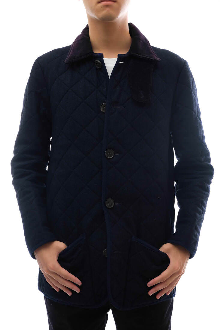 BRANDINGの全商品で利用可↓↓1%OFFクーポン↓↓MACKINTOSH / マッキントッシュMACKINTOSH マッキントッシュ ブルゾン WAVERLY Loro Piana ロロピアーナ生地使用商品説明MACKINTOSH(マッキントッシュ)とは、イギリスの伝統的なコートブランド。1823年にグラスゴーのチャールズ・マッキントッシュが防水布を開発し、ゴム引きコートを製作したことに始まる。大戦時にはイギリス陸軍のコートとして採用されていた。現在でも19世紀当時の製法を守り、職人の手作りにて製作されている。今でも英国では、レインコートの総称をマッキントッシュと呼び、偉大な発明者の名は歴史に刻まれました。ゴム引きコートが当時、人々の生活を一変させた最もクリエイティブで革新的なモノであったことを忘れず、MACKINTOSHは常に時代性のあるコレクションを展開し進化し続けています。すっきりとしたシルエットのマッキントッシュのロングセラーモデル「WAVERLY」。非常に軽くて防寒性抜群、表面生地はナイロンではなくウール素材で、襟元のコーデュロイをあわせた都会的なデザイン。ジャケットの上から羽織れるサイジングで、スーツスタイルに洗練された印象を与えます。商品詳細◆ブランド名　MACKINTOSH◆サイズ表記　36◆日本サイズ参考　約Sサイズ◆サイズ詳細　肩幅 約43.5cm 身幅 約54cm 着丈 約74cm 袖丈 約61cm◆仕様　Loro Piana ロロピアーナ生地使用◆特徴　キルティング コーデュロイ 中綿◆型番　WAVERLY◆生産国　イギリス◆素材　上質なウール◆素材詳細　表側：毛100％ 裏側：ポリエステル100％ 中綿：ポリエステル100％ 衿部別布：綿100％◆色　ネイビー 紺◆商品状態　中古品-可◆状態詳細　左腕生地にスレによる小穴があります（画像9枚目参照）