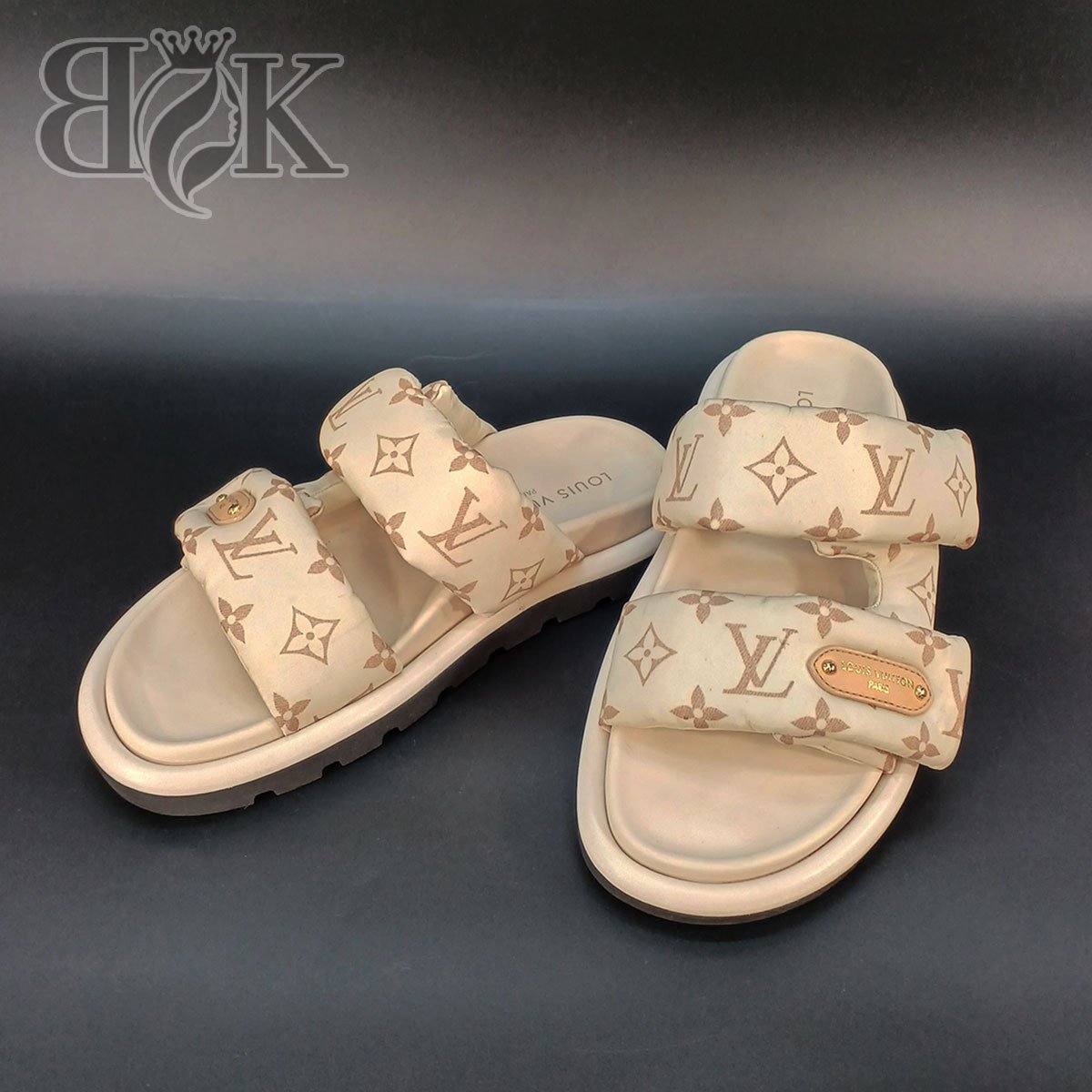 ルイヴィトン 1AHMDR MA0225 モノグラム プールピロー ミュール ダブルベルト サンダル サイズ表記39 ..