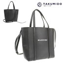 ブランド バレンシアガ BALENCIAGA 商品名 エブリデイ トートバッグ 2WAY ハンドバッグ/ショルダーバッグ ライン・カラー ブラック 素材 レザー サイズ 【実測】約W19×H20×D9cm ハンドル長さ：約32cm ショルダー長さ：約101〜125cm ※7つ穴で調節可能 重量 約330g 仕様 ファスナーポケット×1 製造番号 -- 付属品 ショルダーストラップ 商品状態 ランク: AB ●型崩れ、擦れ、バニッシュに若干の割れ等、使用感はございますがまだまだお使いいただける商品です。 ※状態の詳細は画像にてご判断下さいませ。写真に掲載しきれない細かなキズ等がある場合もございます。予めご了承下さいませ。 ※気になる点等がございましたらお気軽にお問い合わせ下さいませ。 ※店頭販売も並行しております。 276148-2D(3)-8Y-RM コメント シンプルなブラックにロゴがポイントのエブリデイ トートバッグ。 コンパクトでちょっとしたお出かけにもぴったりなアイテムです。 ※ この基準は、あくまで当店の主観的な目安ということをご了承ください。掲載されている商品の写真はデジタルカメラで撮影したものです。その為、色合いなどが正確に伝わらない場合がございます。また、お客様のディスプレイ環境により表示される色合いが多少変わる場合があります。これらの表記では判別しにくいと思われた場合はお気軽にメールまたはお電話にてお問い合わせください。