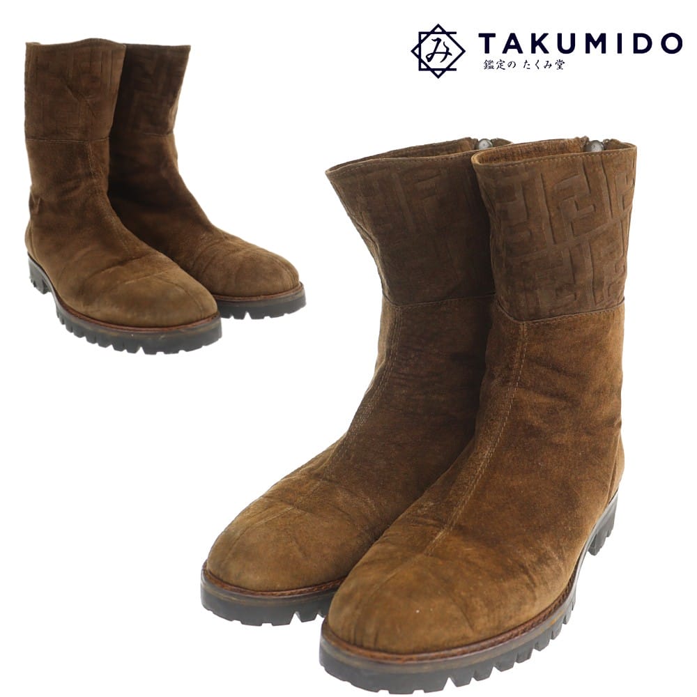 ブランド フェンディ FENDI 商品名 ズッカ柄スエードブーツ ライン・カラー ブラウン 素材 スエード サイズ 【表記サイズ】36 （日本サイズ：約23m） アウトソール：約25cm 甲の横幅：約9cm ヒール：約3cm 重量 約700g 仕様 -- 製造番号 -- 付属品 -- 商品状態 ランク: B ●表面に擦れ・汚れ・傷、アウトソールの擦れ・汚れ、型崩れ、内側の擦れ・汚れ等、使用感がございます。 ※状態の詳細は画像にてご判断下さいませ。写真に掲載しきれない細かなキズ等がある場合もございます。予めご了承下さいませ。 ※気になる点等がございましたらお気軽にお問い合わせ下さいませ。 ※店頭販売も並行しております。 277733-A73-0Y-YK コメント スエードにフェンディの文字が浮かび上がっていておしゃれなズッカブーツ。 ヒールが高過ぎないため履きやすいアイテムです。 ※ この基準は、あくまで当店の主観的な目安ということをご了承ください。掲載されている商品の写真はデジタルカメラで撮影したものです。その為、色合いなどが正確に伝わらない場合がございます。また、お客様のディスプレイ環境により表示される色合いが多少変わる場合があります。これらの表記では判別しにくいと思われた場合はお気軽にメールまたはお電話にてお問い合わせください。