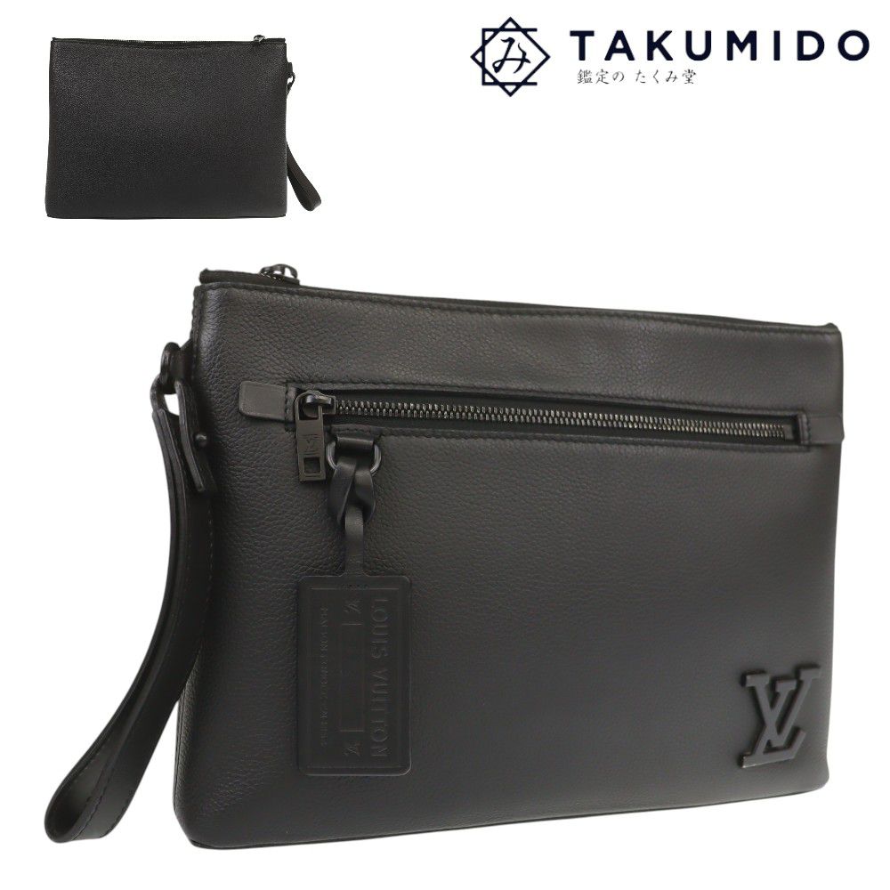 ブランド ルイヴィトン LOUIS VUITTONヴィトンの商品をもっと見る＞＞ 商品名 ポシェット IPAD タブレットケース ライン・カラー LVアエログラム ブラック 素材 レザー サイズ 【実測】約W28×H21×D4.5cm ストラップ長さ：約18cm 重量 約390g 仕様 外側：ファスナーポケット×1 製造番号 RFIDタグ ※ルイヴィトンの取り組みによりRFID（ICチップ）の導入が開始いたしました。 そのため、従来の製造番号が無い商品となります。 付属品 -- 商品状態 ランク: AB ●擦れ・傷、金具に傷・メッキ剥げ、バニッシュに割れ、内側に擦れ・汚れ等、使用感がある商品です。 ※状態の詳細は画像にてご判断下さいませ。写真に掲載しきれない細かなキズ等がある場合もございます。予めご了承下さいませ。 ※気になる点等がございましたらお気軽にお問い合わせ下さいませ。 ※店頭販売も並行しております。 286069-4D(1)-7Y-RM コメント マットな質感にLVロゴがポイントのLVアエログラム ポシェットIPAD。 すっきりと収納できるシンプルなアイテムです。 ※ この基準は、あくまで当店の主観的な目安ということをご了承ください。掲載されている商品の写真はデジタルカメラで撮影したものです。その為、色合いなどが正確に伝わらない場合がございます。また、お客様のディスプレイ環境により表示される色合いが多少変わる場合があります。これらの表記では判別しにくいと思われた場合はお気軽にメールまたはお電話にてお問い合わせください。