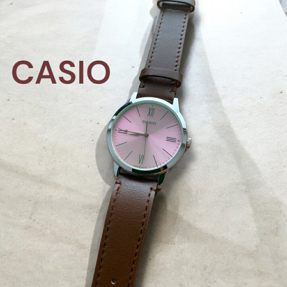 日本未発売 カシオ CASIO 腕時計 メンズ レディース ユニセックス 収納ケース付き シンプル レザーベルト ブラウン ピンク 防水 ビジネス カジュアル プレゼント ギフト 時計 誕生日 記念日 ★腕時計の保管やプレゼントにも便利な「腕時計ケース付き」です。 こちらの商品は腕時計のみの販売になります。 カシオ専用ブランド箱は付属いたしません。 腕時計はこちらの収納ケースに入れてお届けいたします。 ----------------------------------------------- 【&nbsp;ピンク×ブラウンの上品なカラーリング｜クラシカルなローマ数字デザイン&nbsp;】 ピンクの文字盤とブラウンレザーの組み合わせが特徴のユニセックス腕時計。 シンプルなローマ数字インデックスとクラシカルなデザインが、落ち着いた大人の雰囲気を演出します。 柔らかいレザーベルトは手首に馴染みやすく、カジュアルにもビジネスにも合わせやすいデザイン。 さらに5気圧防水（50m防水）仕様で、日常生活でも安心してお使いいただけます。 ペアウォッチとしても人気が高く、誕生日・クリスマス・母の日・父の日・就職祝い・記念日などのギフトにもおすすめのモデルです。 ※風防には傷に強いミネラルガラスを採用しています。 なお、角度によって色味が変化して見える場合がありますが、こちらは撮影環境や光の反射によるものであり、偏光ガラスや特殊コーティングによるものではありません。 ■ブランド：CASIO&nbsp;(カシオ)海外モデル ■クオーツ(電池式)&nbsp; ■電池交換について：量販店の時計売り場や最寄りの腕時計店で可能なモデルです。 ■防水性：日常生活防水 ■サイズ(約) ケース：49&nbsp;×&nbsp;41&nbsp;×&nbsp;8.5&nbsp;mm ベルト腕周り：スタンダード ■質量：44&nbsp;g ■ベルトカラー：ブラウン ■付属品：腕時計ケース(1本用) ■保証期間：1年間保証 MTP-E600L-5B-dc カシオ&nbsp;腕時計&nbsp;メンズ&nbsp;レディース&nbsp;ユニセックス&nbsp;革ベルト&nbsp;レザーベルト&nbsp;時計&nbsp;防水&nbsp;クォーツ&nbsp;プレゼント&nbsp;ギフト&nbsp;誕生日&nbsp;クリスマス&nbsp;記念日&nbsp;母の日&nbsp;父の日&nbsp;就職祝い&nbsp;人気&nbsp;おすすめ&nbsp;CASIO&nbsp;海外限定モデル