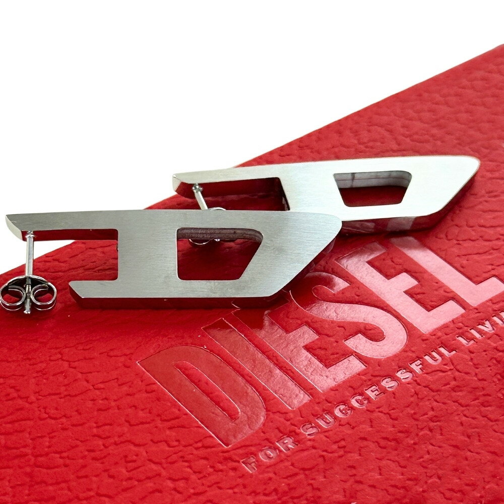 ディーゼル ペアピアス ブランド ペア 片耳ピアス 2個セット シンプル おしゃれ ステンレス シルバー ロゴ スタッドピアス カップル 友達 お揃い 誕生日 ...