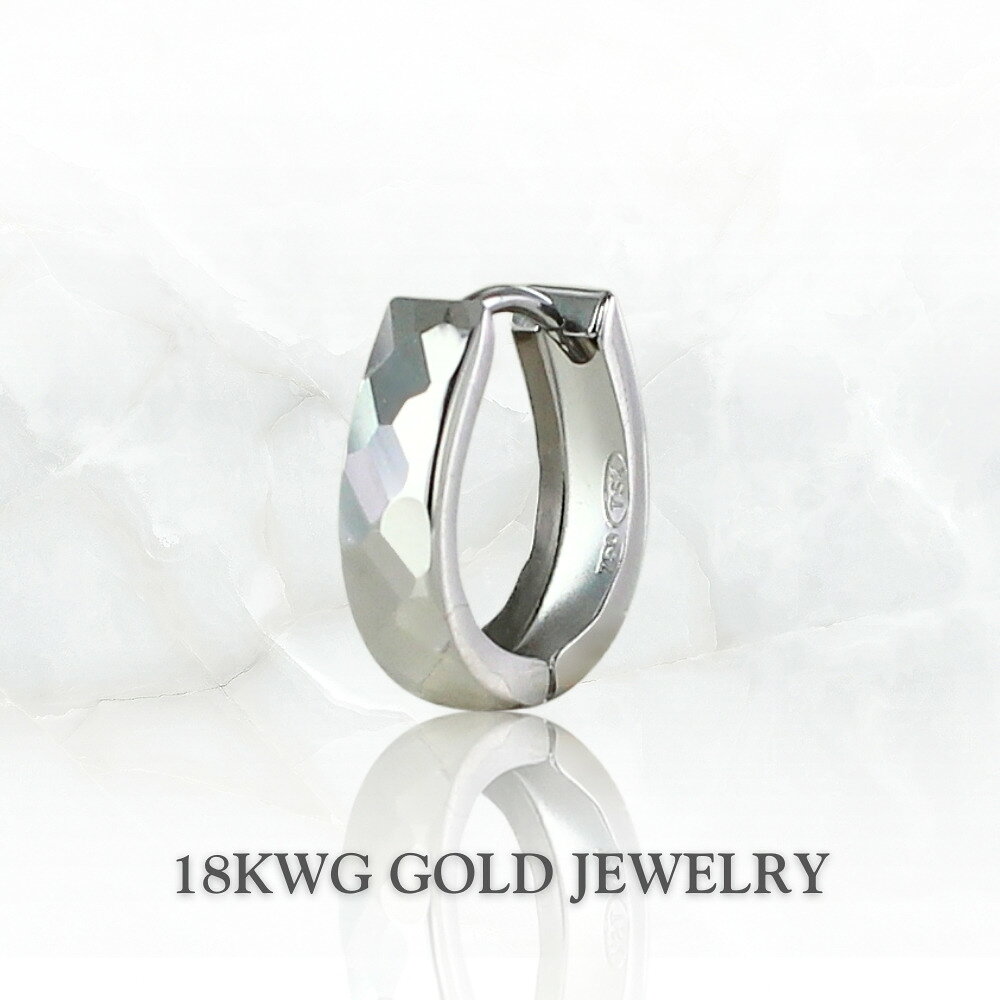 片耳ピアス K18WG 18金 ホワイトゴールド ピアス ユニセックス メンズ レディース 馬蹄型 フープピアス K18 小さめ 上品 シンプル 片耳用 プレゼント ギフト 誕生日 記念日 男性 女性 【本物の18金使用｜スタイルを選ばない馬蹄型ピアス】 50年近くの歴史を持つ信頼のジュエリーメーカーが手掛けた、K18ホワイトゴールド製の馬蹄型フープピアス（片耳用）。 美しい光沢を放つ立体的なカットデザインが特徴で、角度によってきらめきが変化し、耳元に華やかさと上品さをプラスします。 ホワイトゴールドの清潔感ある輝きは肌なじみがよく、ビジネスにもデイリーにも合わせやすい万能デザイン。 ユニセックスで使えるシンプルなシルエットは、単体で着けても、複数ピアスとの重ね付けにもおすすめ。 幸運の象徴とされる馬蹄型は、お守り感覚の贈り物としても人気です。 【ギフトにも最適｜当店オリジナル巾着袋付き】 ・本物のK18（ホワイトゴールド）使用：変色しにくく、資産価値の高い18金 ・肌に優しい素材：アレルギーが起きにくく安心 ・男女問わず使えるデザインで、誕生日や記念日のギフトにも◎ ※商品は当店オリジナル巾着袋に入れてお届けいたします。 ※使用後は柔らかい布で優しく拭き取ってください。汗や水分は腐食の原因になることがあります。 ■素材：K18WG&nbsp; ■カラー：ホワイトゴールド ■サイズ(約) 縦:12.3mm×横:3.6mm×厚み:1.6mm 重さ:0.50g ■付属品：当店オリジナル巾着袋 ※ブランドショッパー・箱は付属しません。 TSK-188074-1P 18金&nbsp;ピアス&nbsp;K18WG&nbsp;ホワイトゴールド&nbsp;片耳&nbsp;馬蹄型ピアス&nbsp;メンズ&nbsp;レディース&nbsp;ユニセックス&nbsp;ピアス&nbsp;スタッドピアス&nbsp;ゴールド&nbsp;シンプル&nbsp;アクセサリー&nbsp;プレゼント&nbsp;ギフト&nbsp;誕生日&nbsp;記念日&nbsp;ジュエリー&nbsp;お守りモチーフ