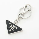 プラダ PRADA トライアングルロゴ キーホルダー アクセサリー サフィアーノレザー メタル メンズ レディース ブラック系 / シルバー系 2PP080053F0002 【新品】