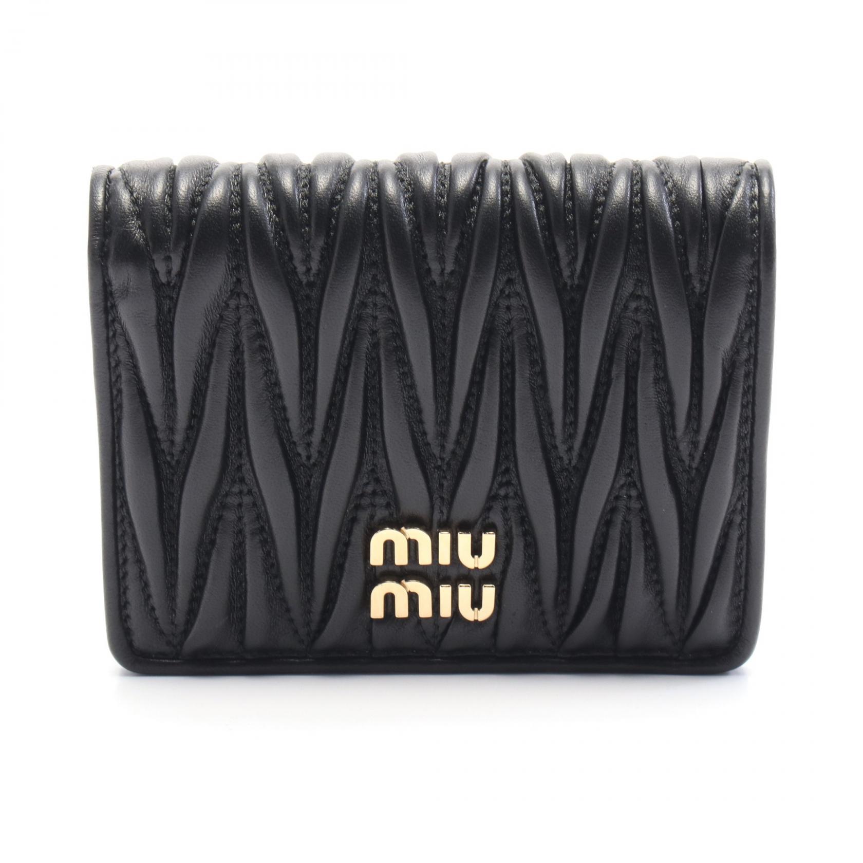 ≪5%OFFクーポン対象≫ミュウ ミュウ Miu Miu MATELASSE マテラッセ 二つ折り財布 財布 レザー レディース ブラック系 5MV204AFPPF0002 【新品】