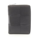 【7%OFFクーポン対象】ボッテガヴェネタ BOTTEGA VENETA カセット コインケースなし 二つ折財布 ラウンド財布 財布 レザー メンズ ブラック系 749462VBWD28803 【新品】
