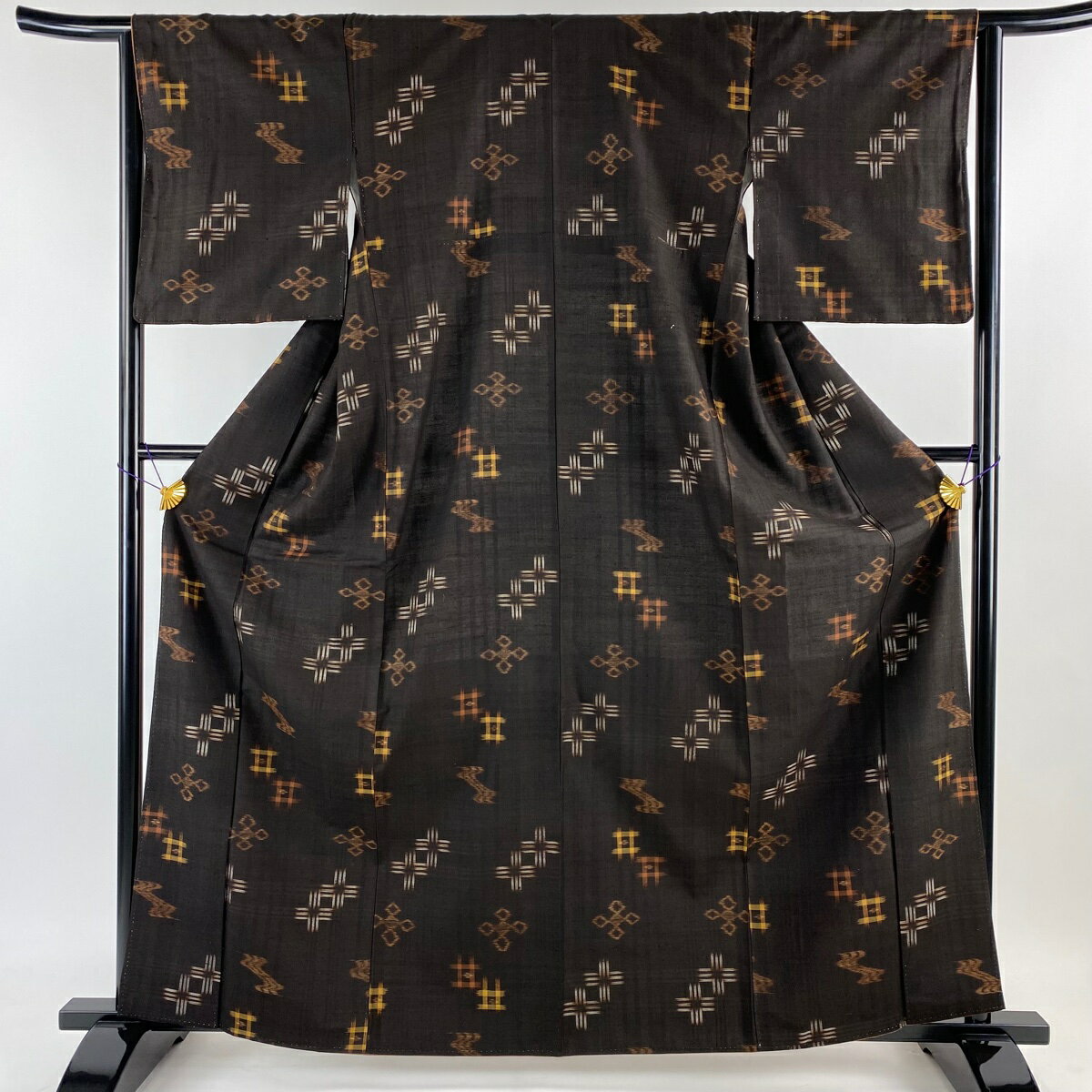 紬 身丈164.5cm 裄丈64cm M 袷 久米島紬 証紙あり 井桁絣 幾何学模様 焦茶色 正絹 逸品 【中古】のサムネイル
