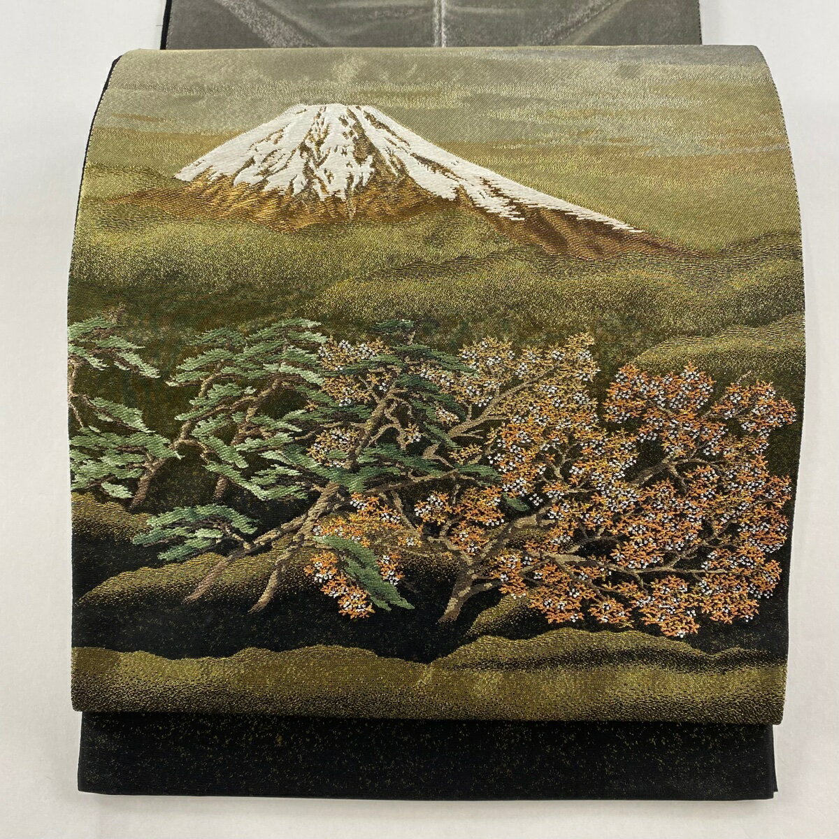 袋帯 秀品 横山大観 落款あり 聚楽 不二雲峰 鈴乃屋 山 樹木 金糸 箔 黒 お太鼓柄 正絹 【中古】のサムネイル