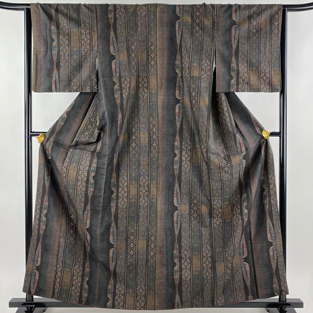 紬 身丈160cm 裄丈65cm M 袷 やまと 草花 縞 焦茶色 正絹 美品 名品 【中古】