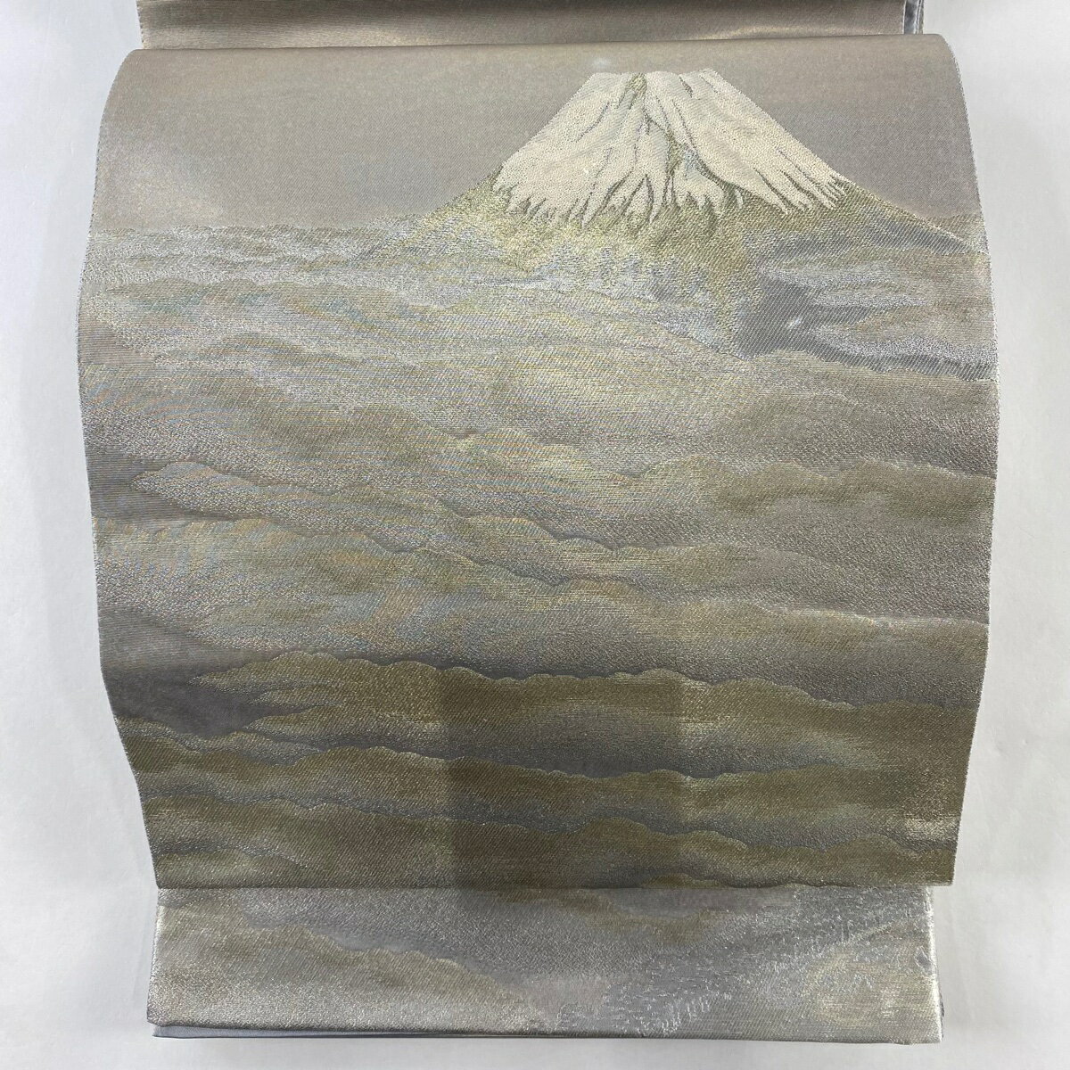 袋帯 名品 横山大観 落款あり じゅらく 山 雲峰 金銀糸 箔 灰茶 お太鼓柄 正絹 【中古】のサムネイル