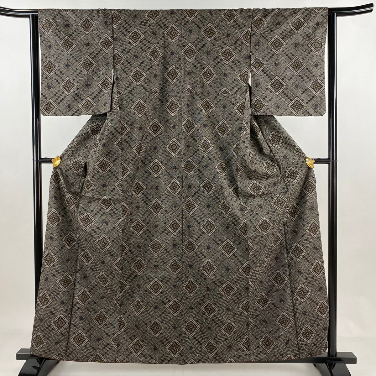 紬 身丈161cm 裄丈63.5cm S 袷 菱 花菱 焦茶色 正絹 名品 【中古】