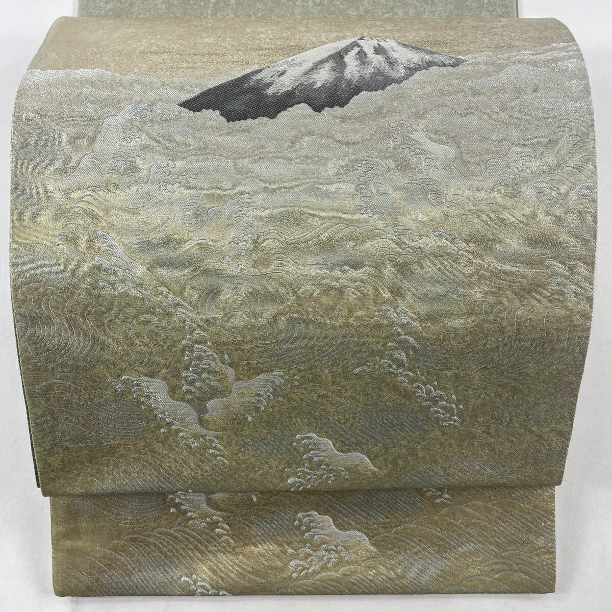 袋帯 秀品 横山大観 落款あり 聚楽 山 波 箔 灰緑 お太鼓柄 正絹 【中古】のサムネイル