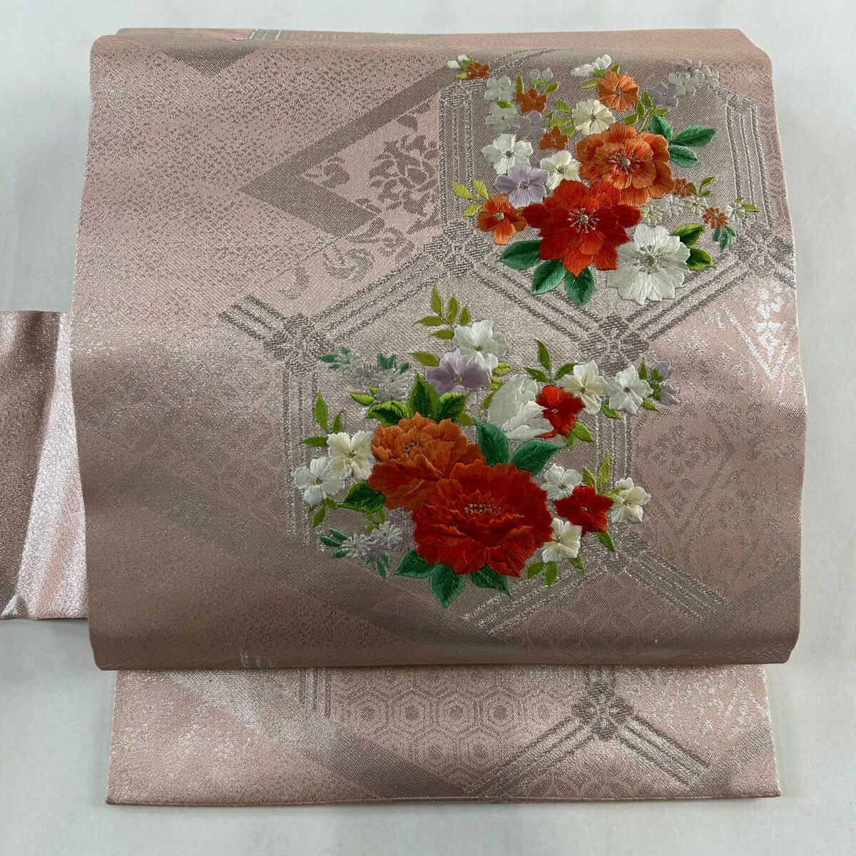 名古屋帯 優品 草花 亀甲 刺繍 金糸 薄ピンク 正絹 【中古】