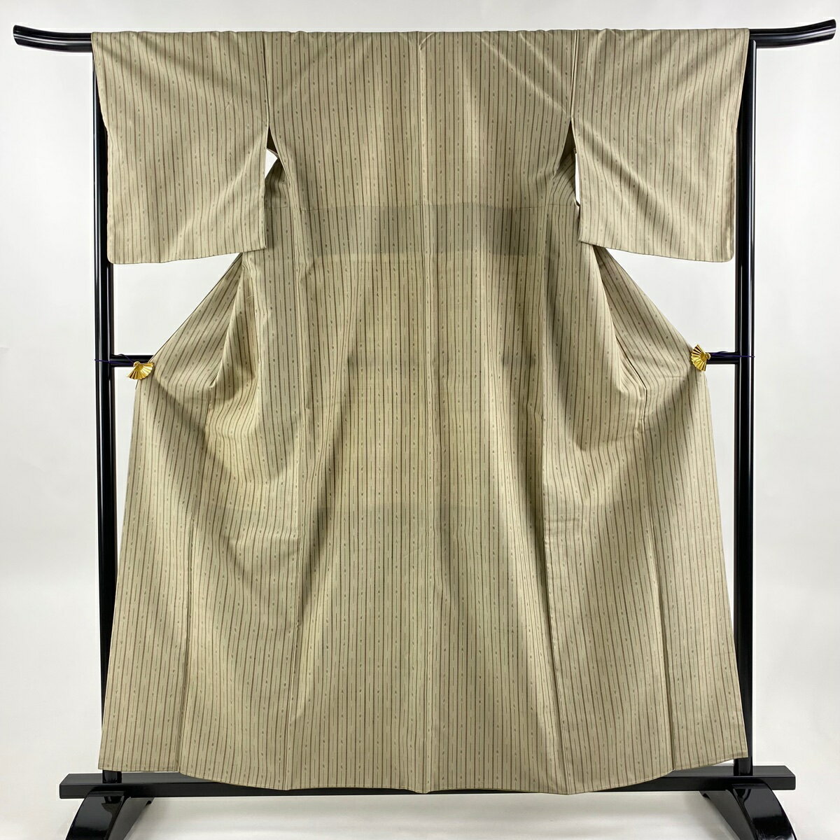 結城紬 身丈158cm 裄丈66cm M 袷 証紙あり 縦縞 幾何学 薄茶色 正絹 美品 逸品 【中古】