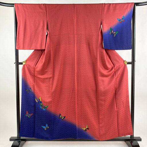 付下げ 身丈155cm 裄丈66cm M 袷 斉藤三才 やまと 落款あり 蝶 染め分け ぼかし 茜色 正絹 美品 名品 【中古】 付下げ 身丈155cm 裄丈66cm M 袷 斉藤三才 やまと 落款あり 蝶 染め分け ぼかし 茜色 正絹 美品 名品 【中古】
