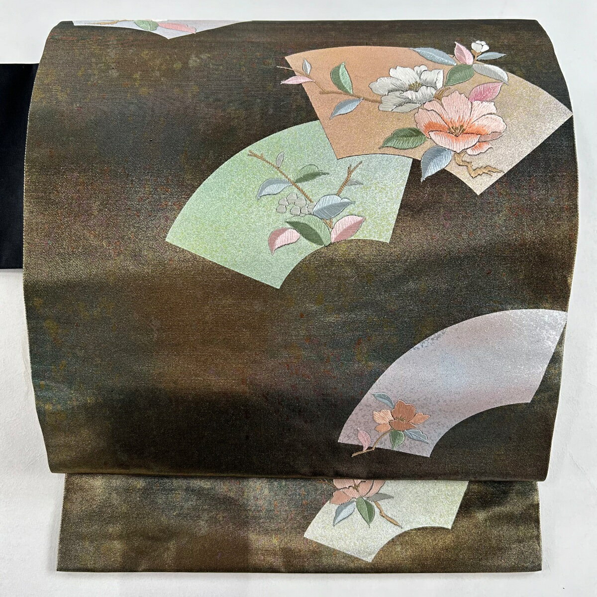 名古屋帯 美品 優品 扇面 草花 刺繍 金糸 黒 正絹 【中古】