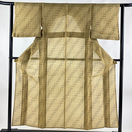 紬 身丈155.5cm 裄丈62cm S 薄物 夏紬 幾何学模様 薄茶色 麻 名品 【中古】 紬 身丈155.5cm 裄丈62cm S 薄物 夏紬 幾何学模様 薄茶色 麻 名品 【中古】