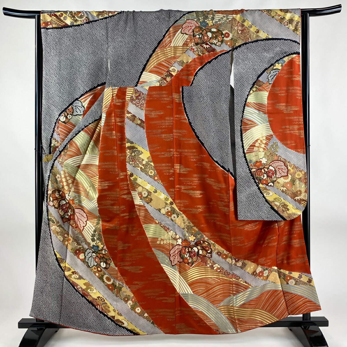振袖 身丈161cm 裄丈65cm M 袷 桐 波 金銀彩 絞り 朱色 正絹 名品 【中古】