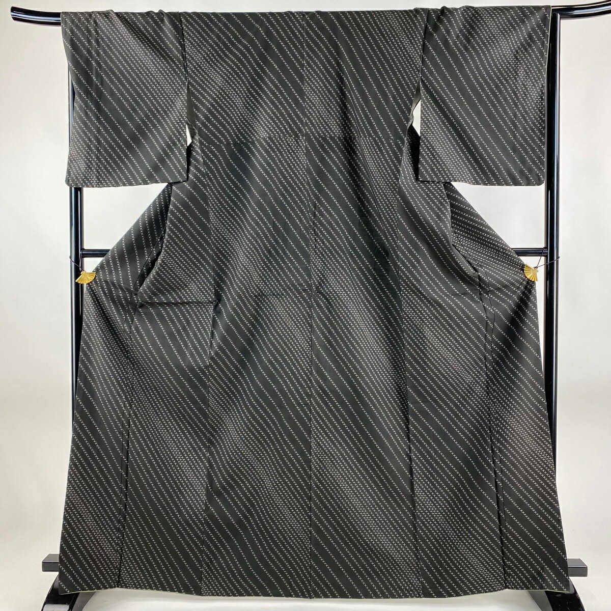 大島紬 身丈168cm 裄丈67cm M 袷 純泥染 証紙あり 十字絣 焦茶色 正絹 美品 名品 【中古】
