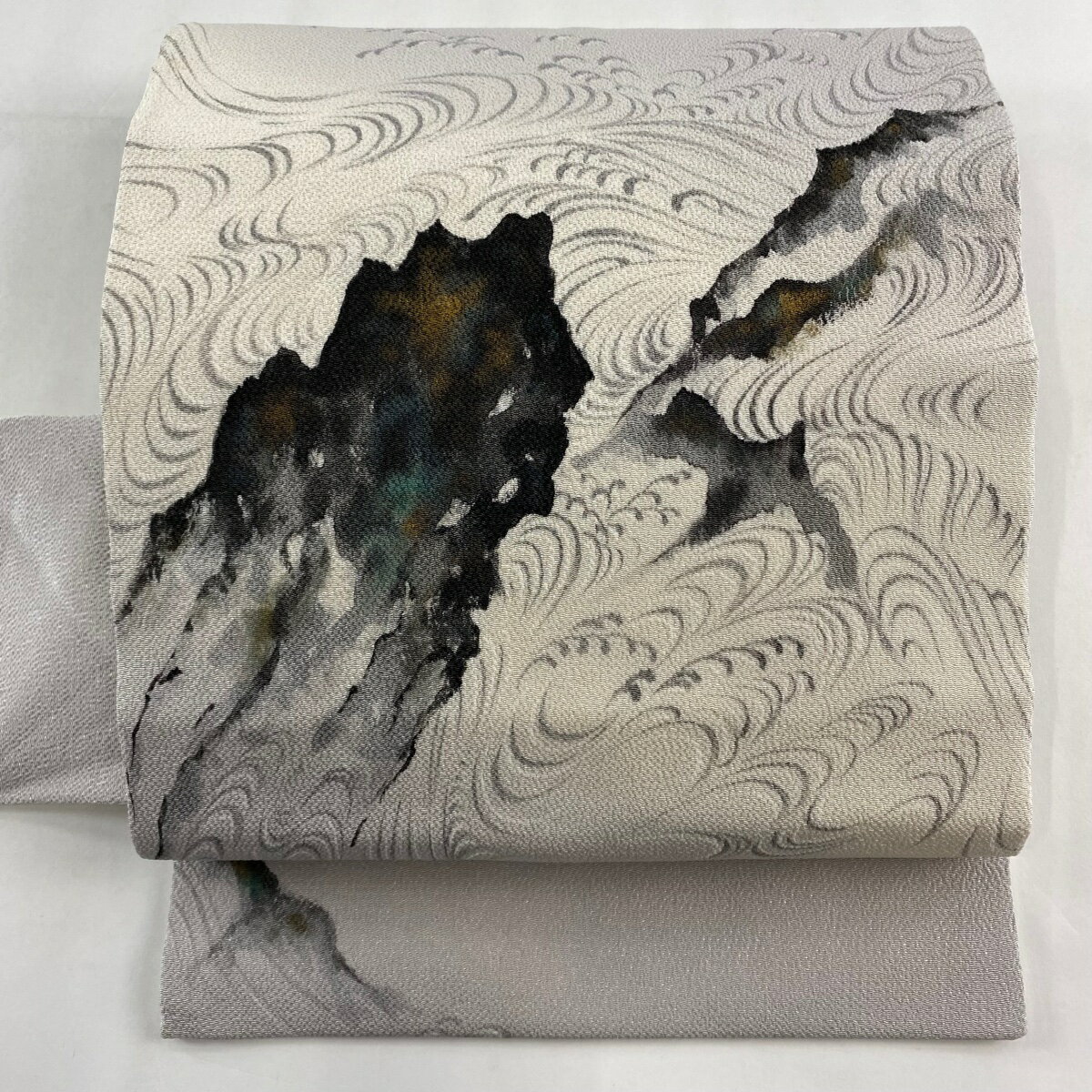 名古屋帯 名品 落款あり 山科春宣 波 縮緬 金彩 灰色 正絹 【中古】
