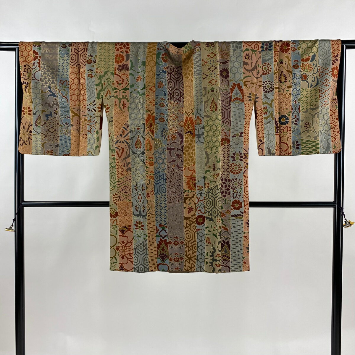 道行 身丈94.5cm 裄丈67.5cm L 和装コート 草花 縦縞 金彩 金糸 灰茶 正絹 名品 【中古】