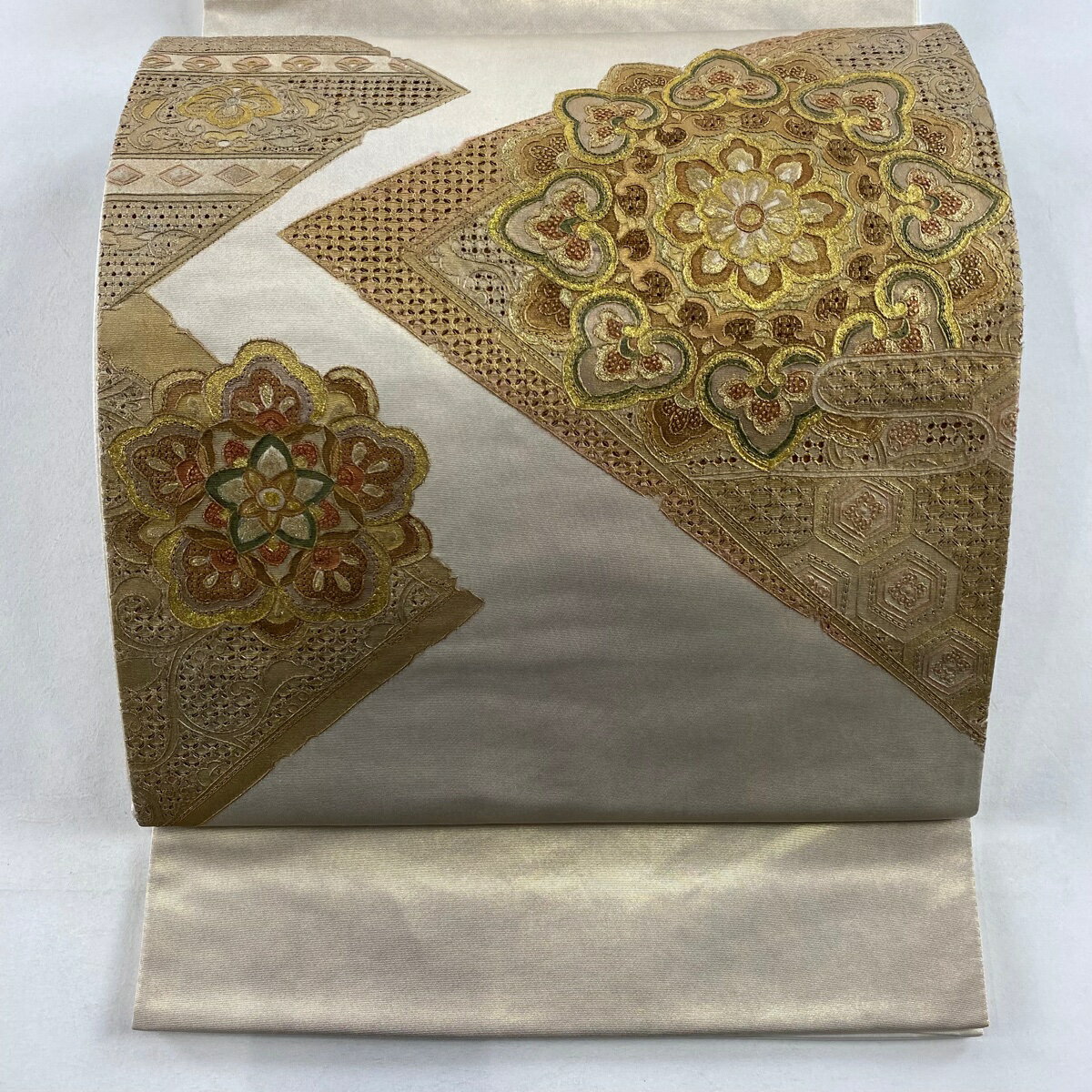 袋帯 美品 名品 華文 亀甲 刺繍 金糸 ベージュ お太鼓柄 正絹 【中古】 msp50
