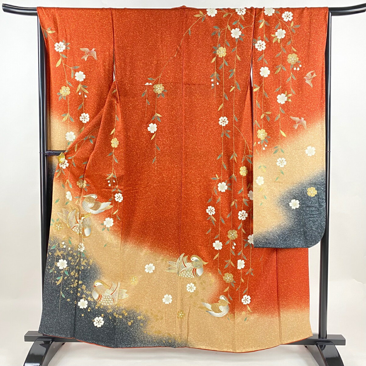 振袖 身丈160.5cm 裄丈68cm L 袷 鴛鴦 枝垂桜 金通し 金銀彩 茜色 正絹 名品 【中古】 msp30