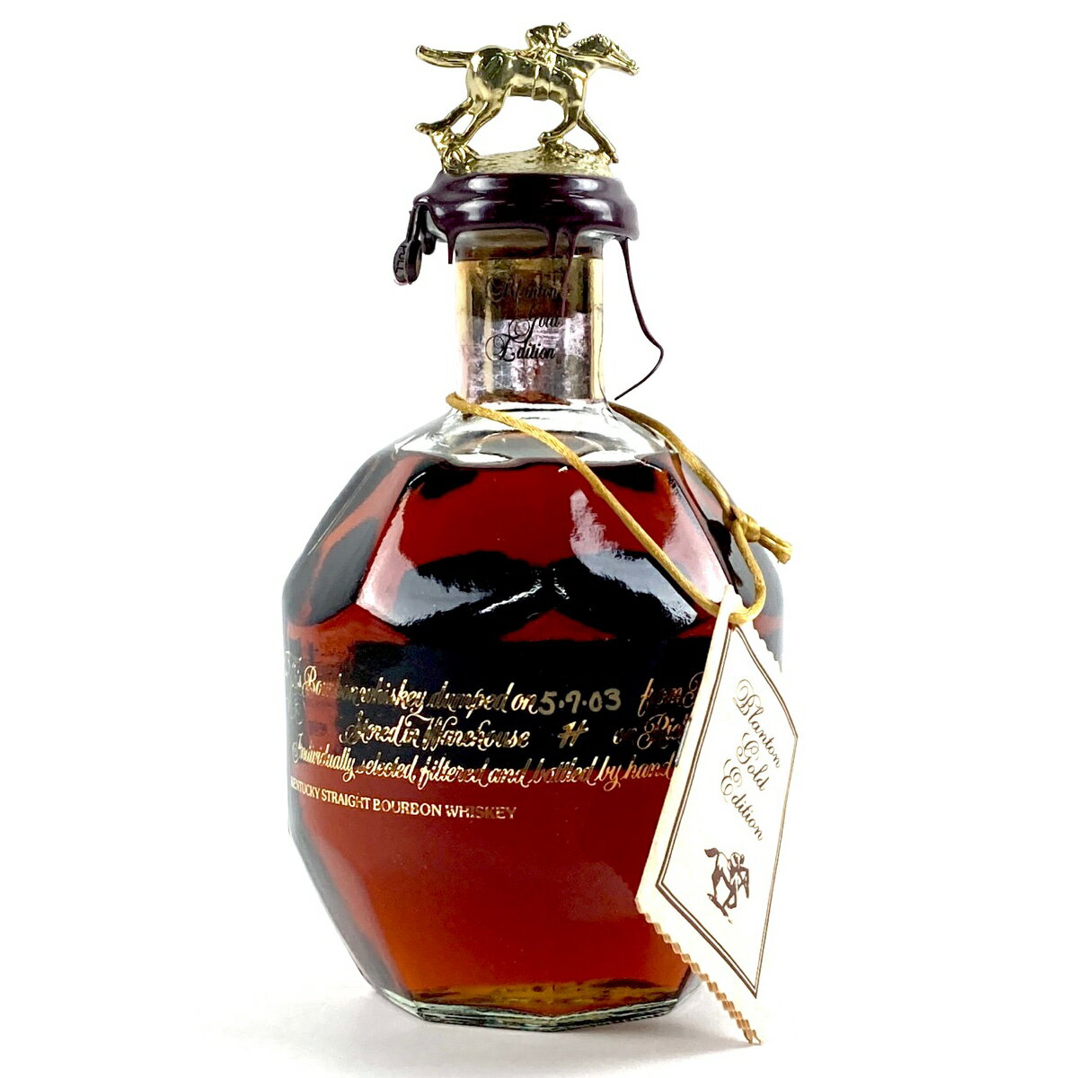 ブランド状態ランク ランクAB 品名 Blanton's シングルバレル ゴールド エディション 2003 A 原産国 アメリカ 容量 750ml アルコール度数 51.5％ コメント ラベルや下げ札に汚れ、文字のかすれがありますが、ボトルの状態は良好です。※日本国外へ配送はできません。※ウイスキー・ブランデーなどコルク栓の場合、開栓時にコルクが破損する可能性があります。未開封品につき、味・品質・コルク破損等は無保証となります。ご理解、ご認識の上ご注文ください。 注意 ●20歳未満の飲酒は法律で禁じられている為、20歳以上の年齢であることを確認できない場合には代理購入を含め、酒類の販売をいたしません。ご注文の際には、必ず備考欄へ生年月日をご記入下さい。 ●国産メーカーのお酒類は酒類販売免許の条件により、発送先住所が東京都内の方のみ限定とさせていただきます。 ●当店取扱いのお酒は全て1点物で試飲ができない為、味や香り等の品質の保証ができません。中古・古酒の特性を十分ご理解のうえご購入下さい。 沈殿物などある場合がございますが原酒の香味成分などが固形化したもので、飲んでしまわれても問題ございませんのでご安心ください。 ●酒類の海外発送及び、ブランド品などとの同梱発送は行っておりません。 ●掲載商品は複数店舗で同時販売している為、注文を頂いた時点で在庫がない場合がございます。万が一欠品の際はご容赦ください。 【当店を装った悪質サイトにご注意ください!!】 当店の商品画像や商品情報を不正に盗用した『偽サイト』の存在を確認しております。弊社とは一切関係がございません。被害にあわれない為にも閲覧・購入には十分ご注意ください。 酒販免許 四法830