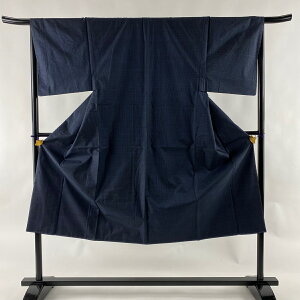 男着物 美品 優品 証紙あり 大島紬 亀甲絣 紺色 袷 身丈138cm 裄丈66.5cm S 正絹 安売り