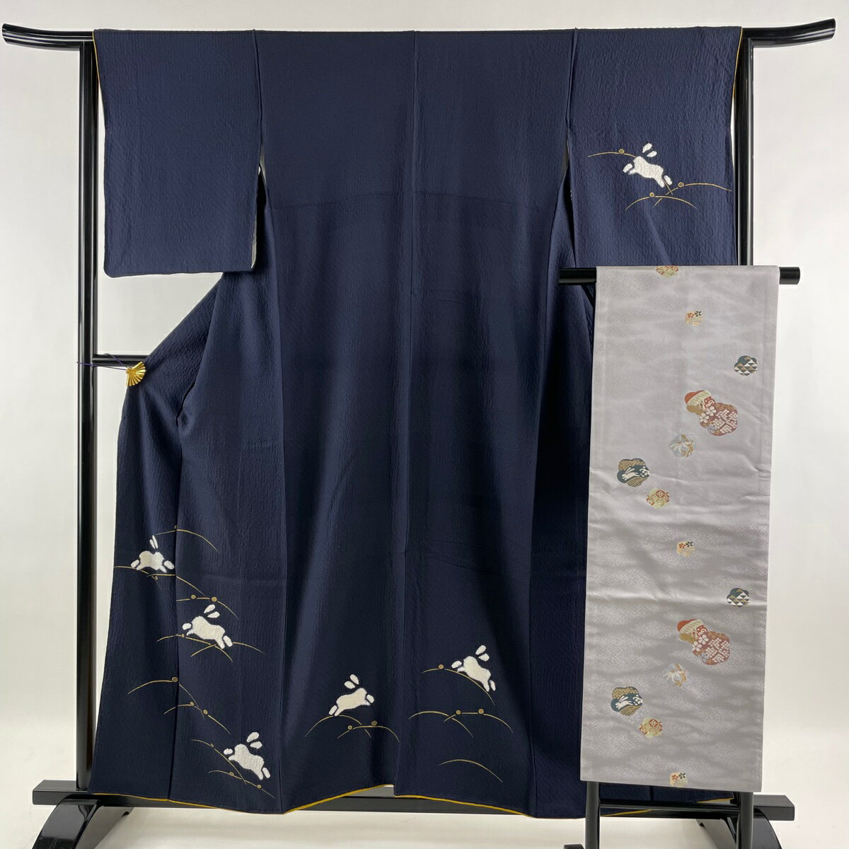付下げ 美品 秀品 名古屋帯セット うさぎ 露芝 金彩 紺色 袷 身丈158cm 裄丈64cm M 正絹 【中古】のサムネイル