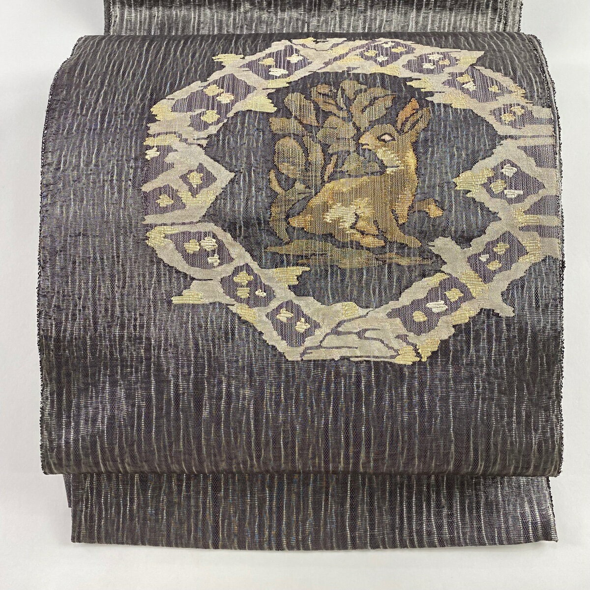 袋帯 美品 秀品 証紙あり 夏帯 うさぎ 幾何学 銀通し 箔 灰紫 お太鼓柄 正絹 【中古】のサムネイル