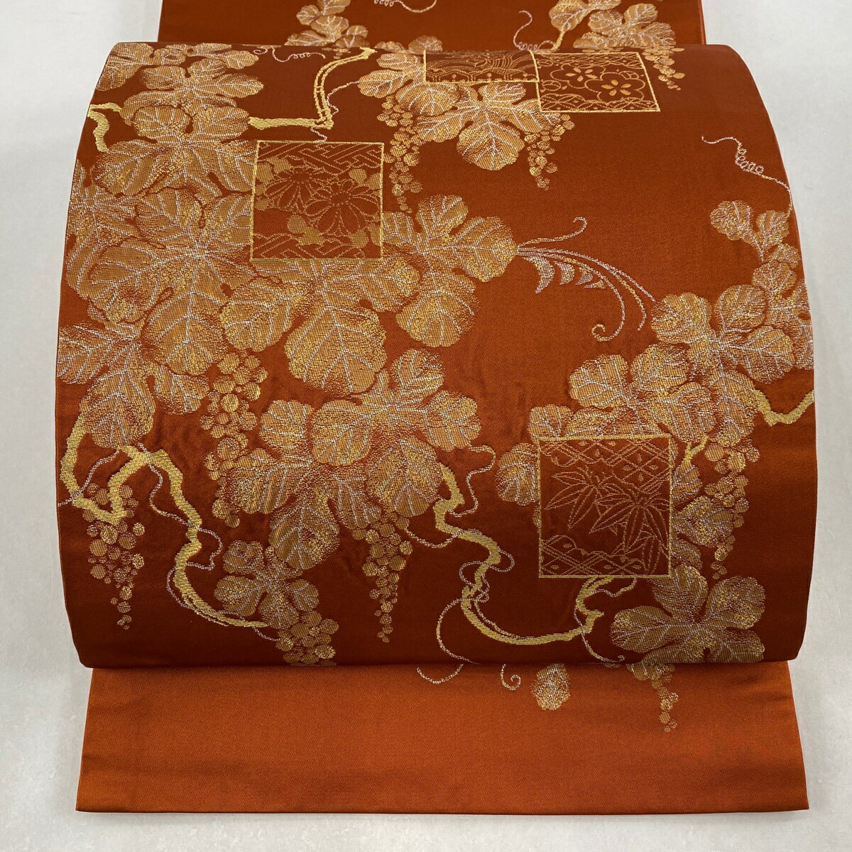 袋帯 美品 逸品 落款あり 龍村晋 葡萄 色紙 箔 金糸 赤茶 六通 正絹 【中古】のサムネイル