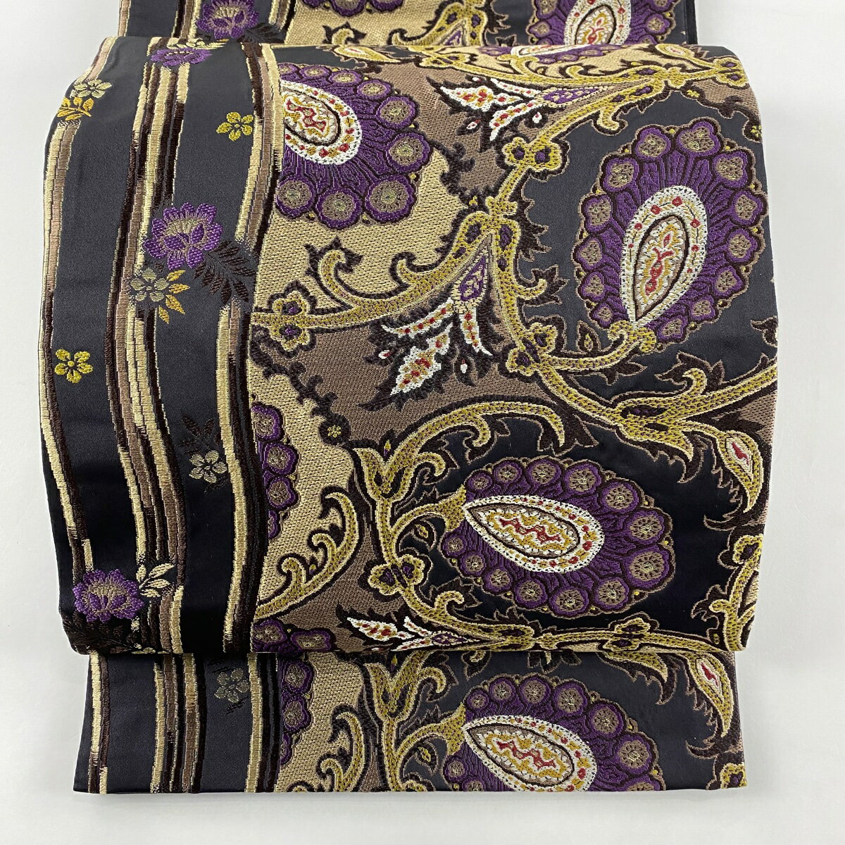 袋帯 美品 名品 落款あり 織全九蔵文様 花唐草 草花 刺繍 金糸 黒 六通 正絹 【中古】のサムネイル